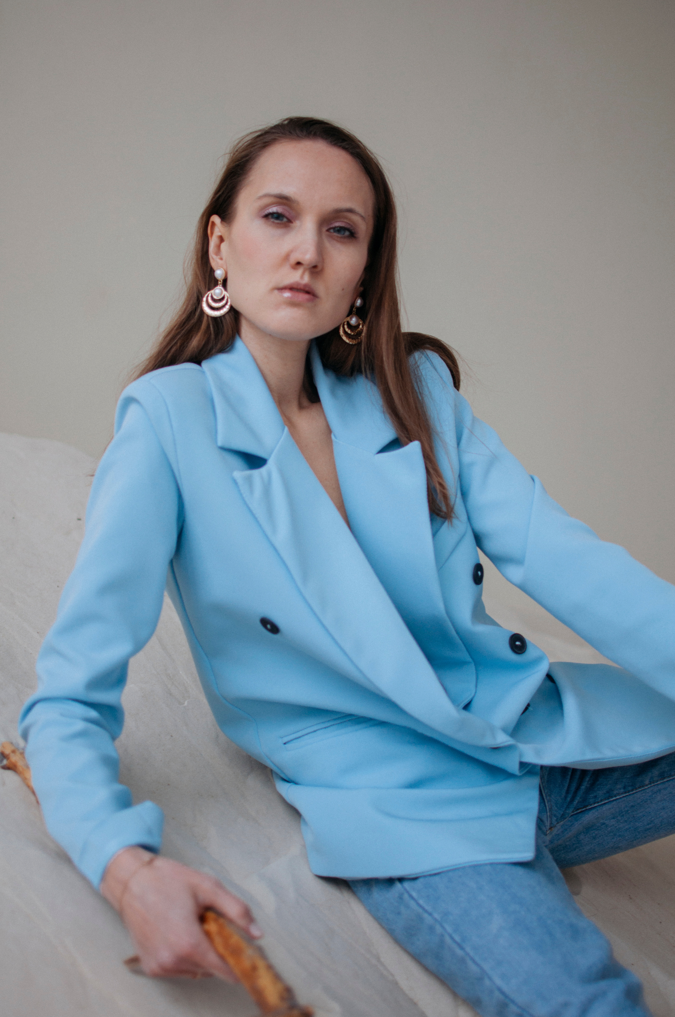 Девушка на песке в фотостудии