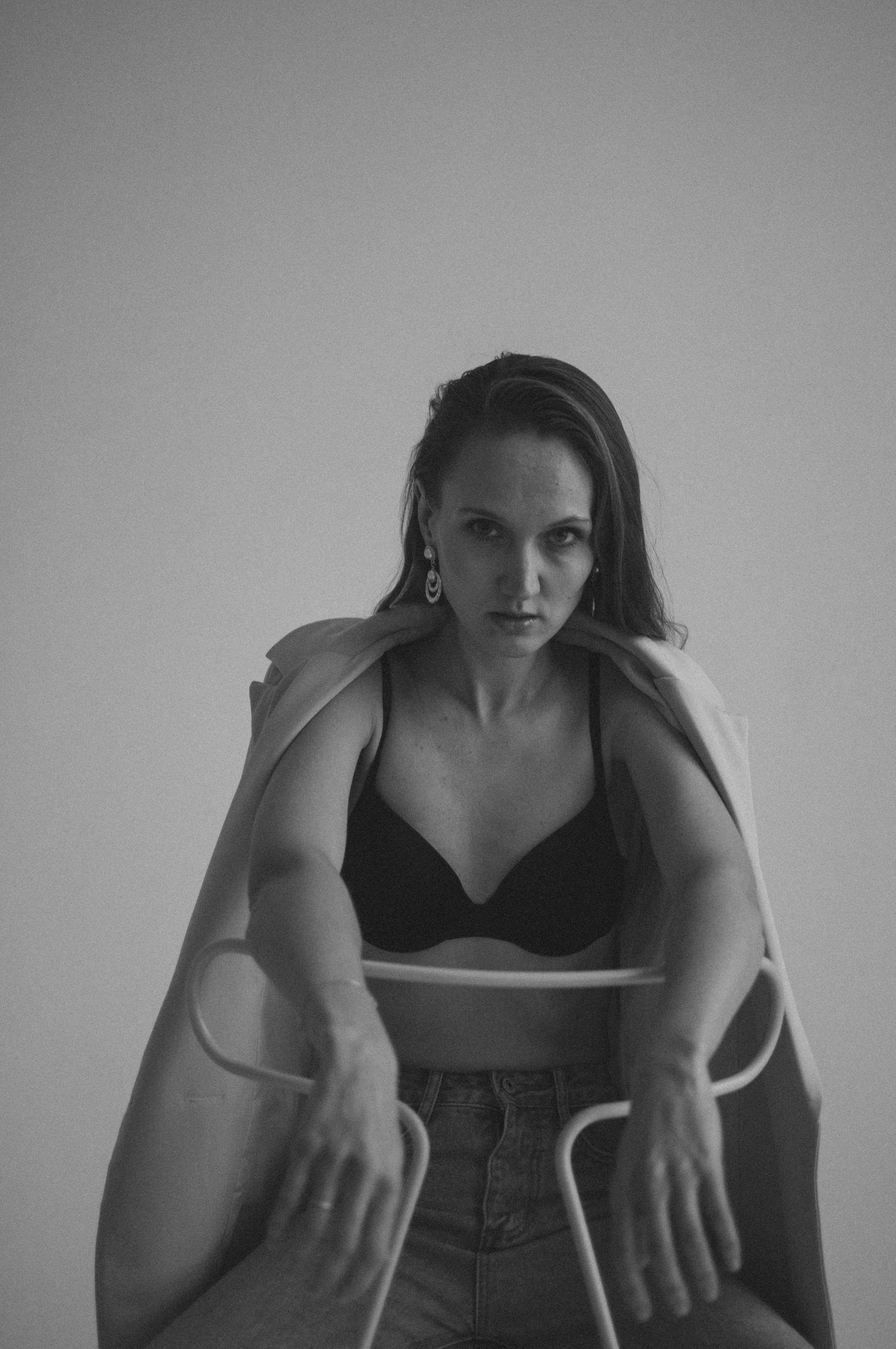 Черно белая фотография в фотостудии