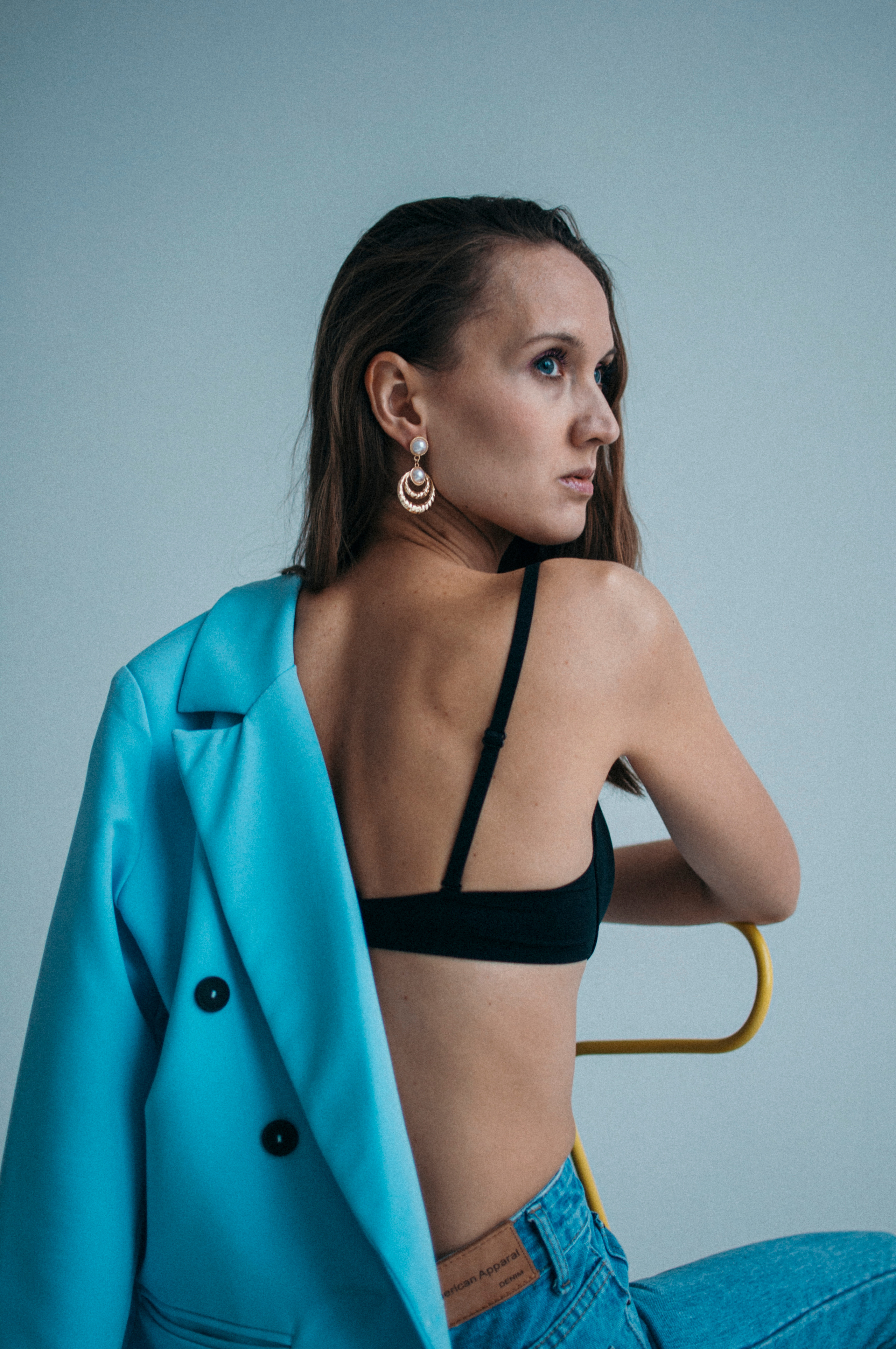 Девушка на стуле в фотостудии