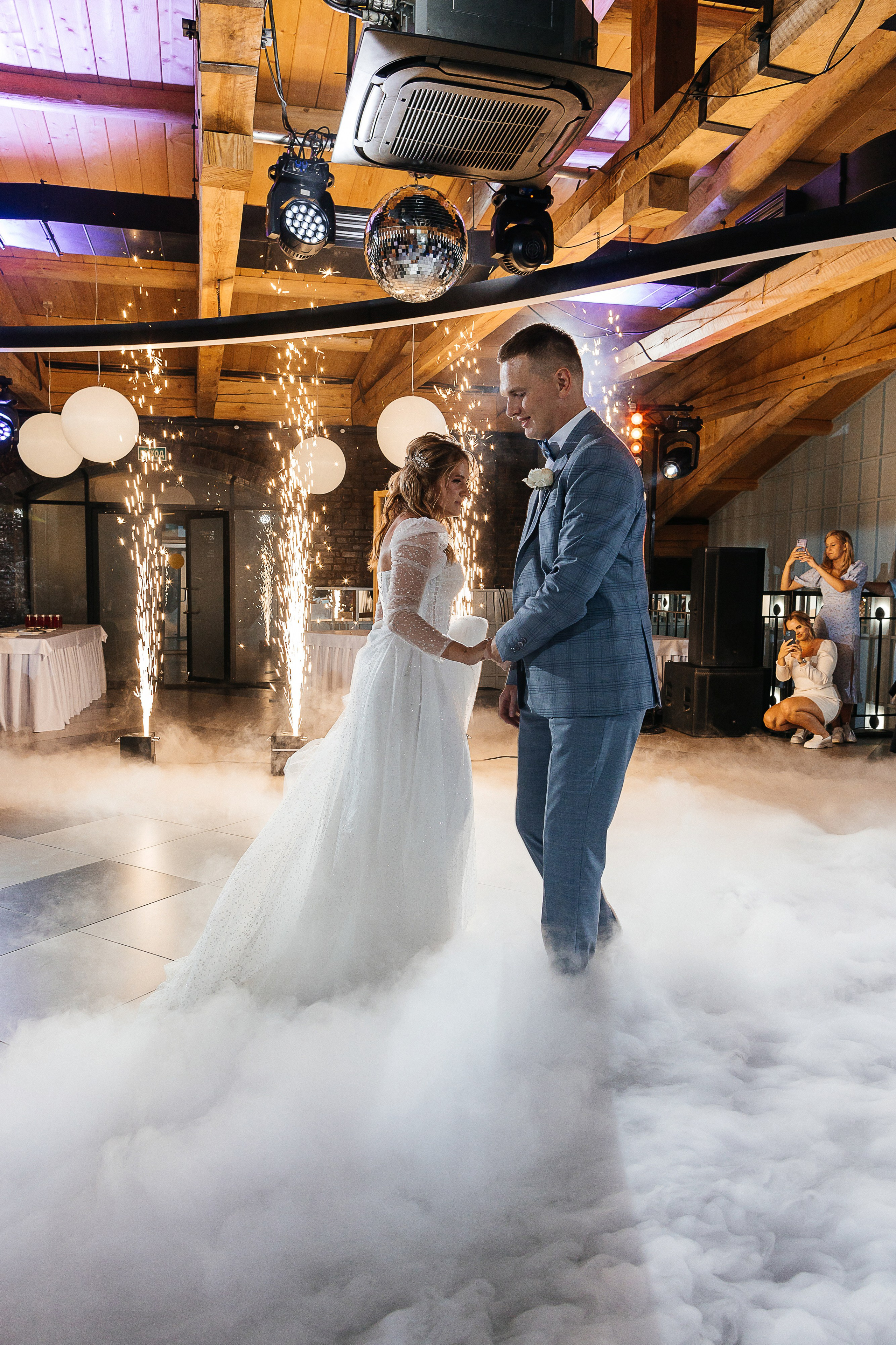 Трогательная выездная церемония в уютном дворике отеля. Олег Сверчков | Свадебный фотограф Вологда