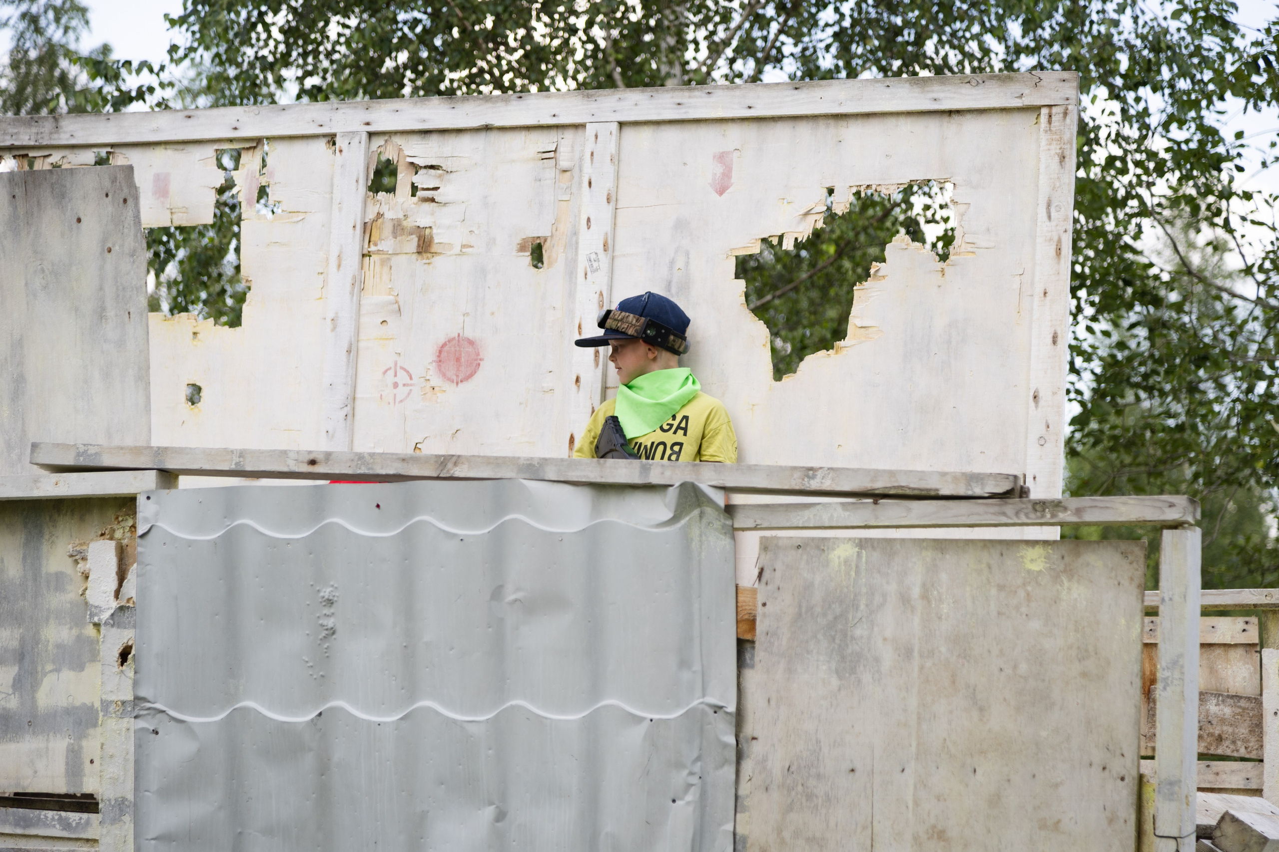 Лазертаг на природе с семьей. Документальный фотограф