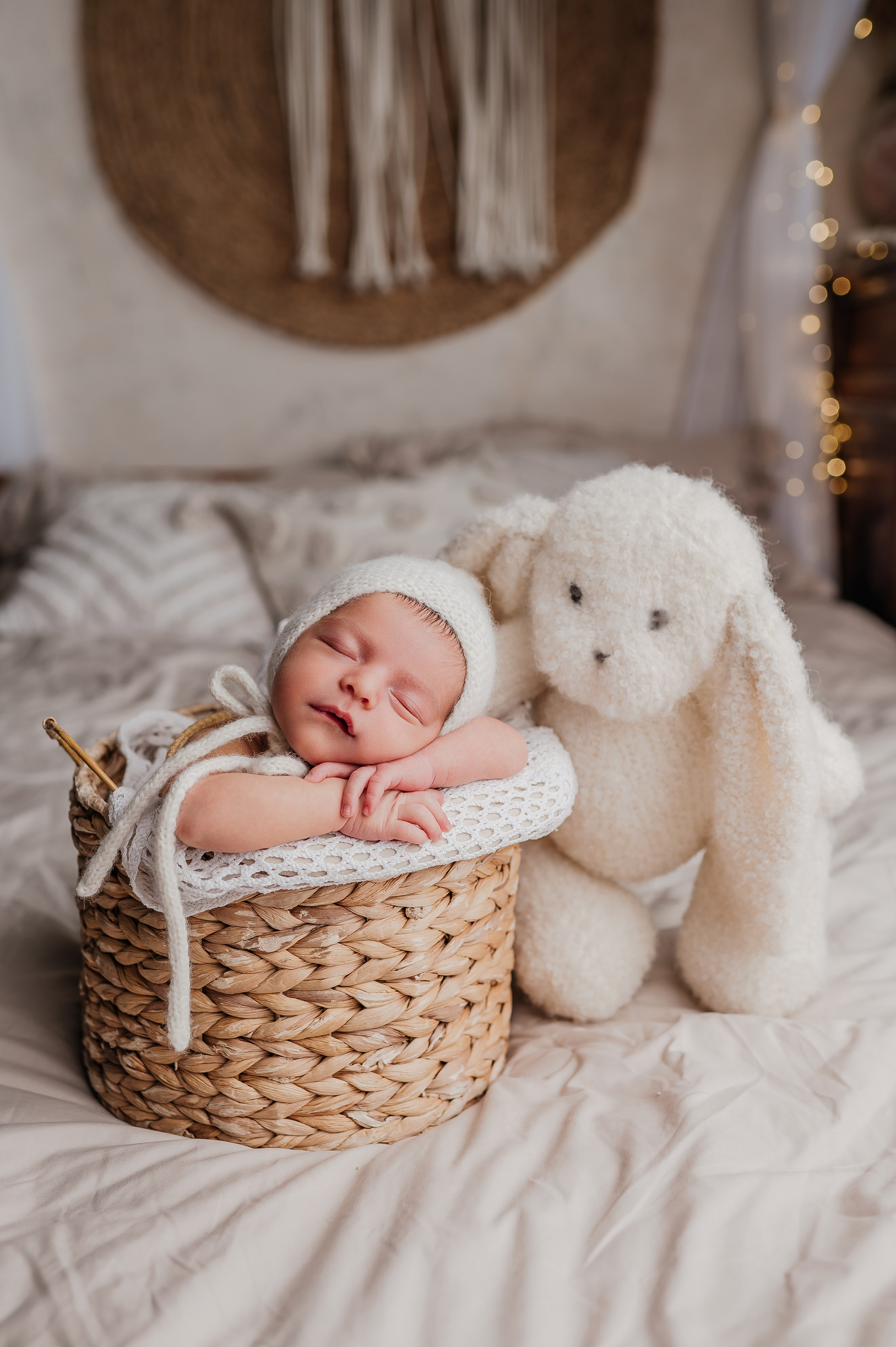 Новорожденный малыш в корзинке на кровати