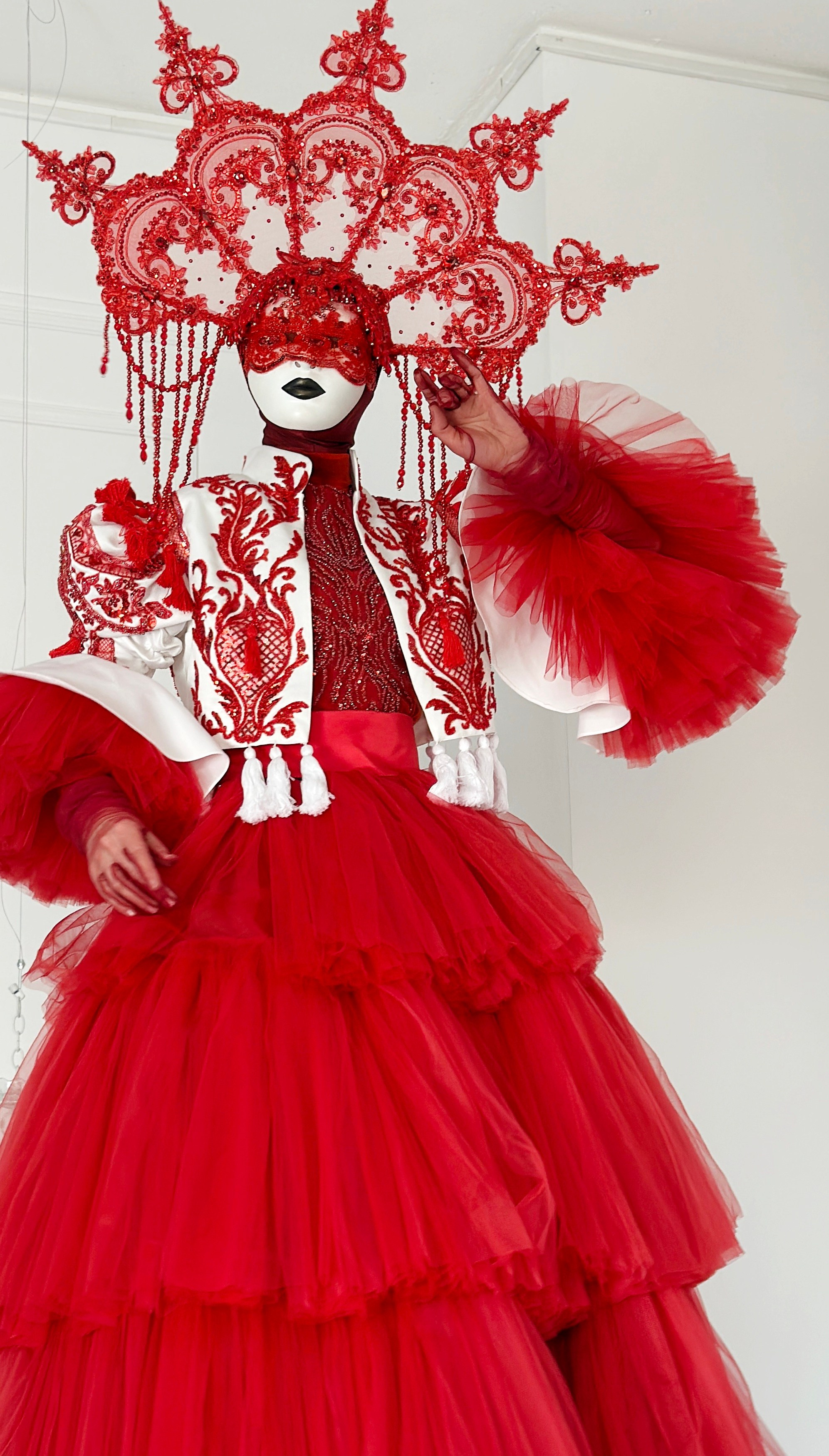 Ходулист в красном платье и кокошнике. Мимы и Ходулисты на встречу гостей. Москва