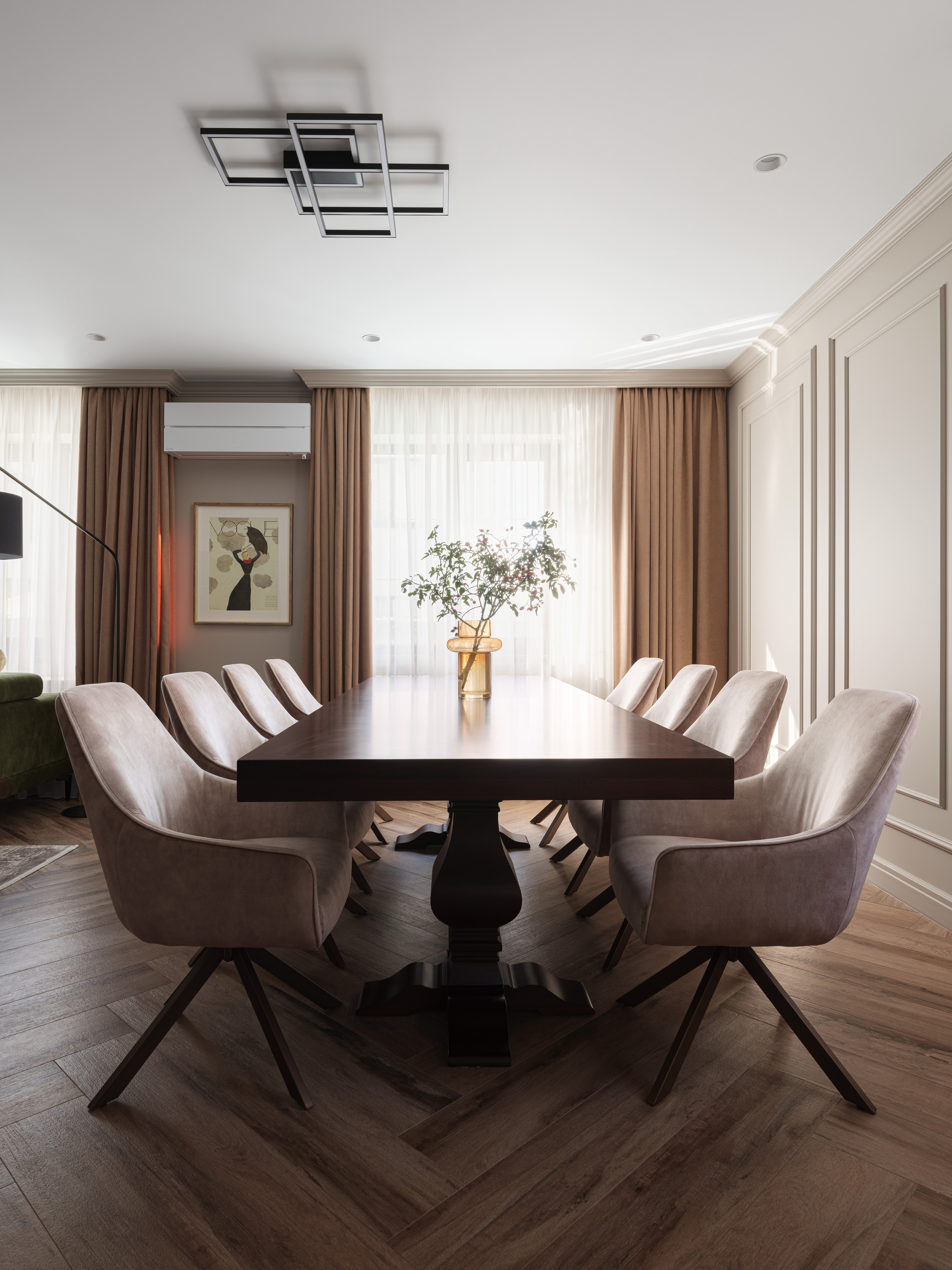 Современный дизайн интерьера столовой с большим деревянным столом и мягкими креслами, стиль и уют в классике. Интерьер разработан Татьяной Диденко, фото Сергея Денисенко, стилизация Натальи Якушевой.