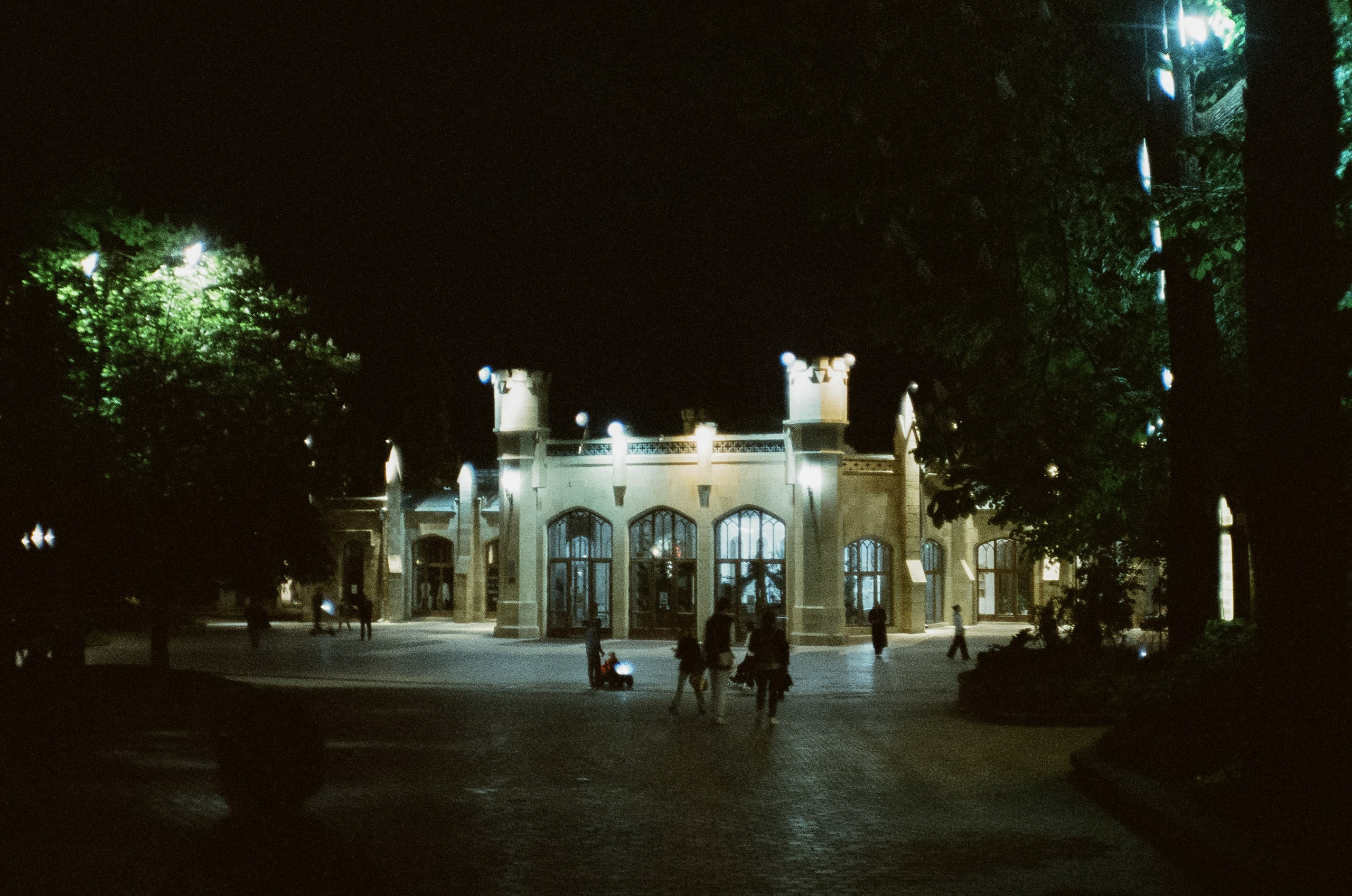 Кисловодск вечером, музей Ярошенко / Ricoh 500GS / SFL 500T