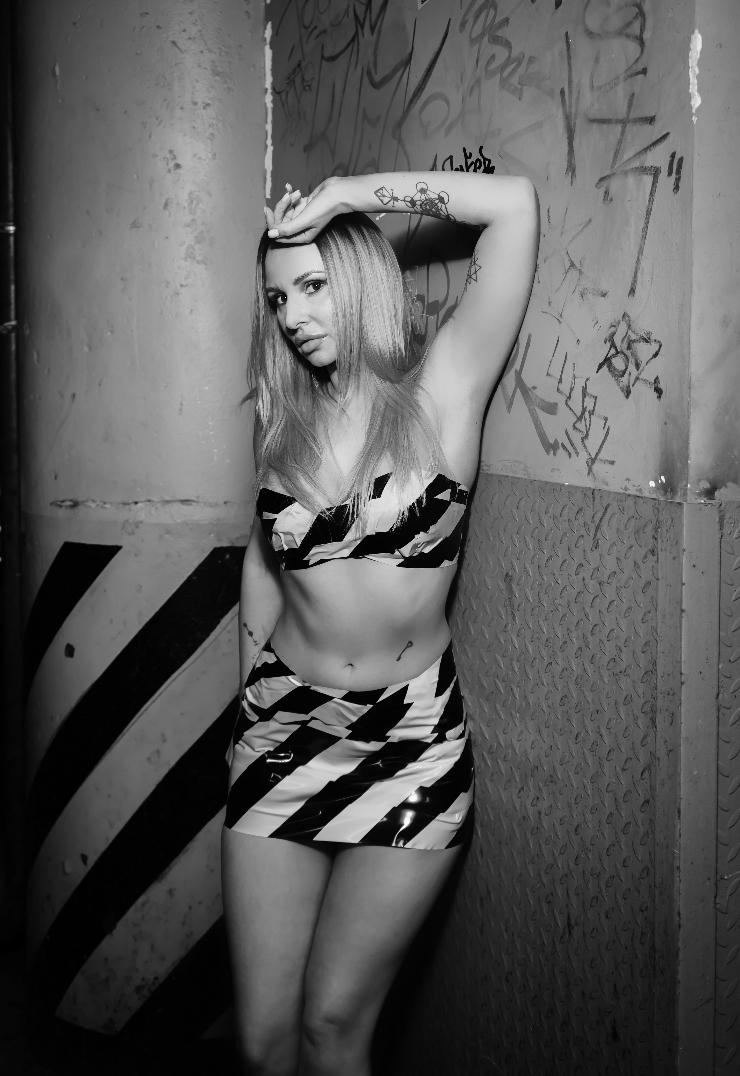 Съемка на парковке — модель Дина. Фотограф Москва и Видеограф Москва