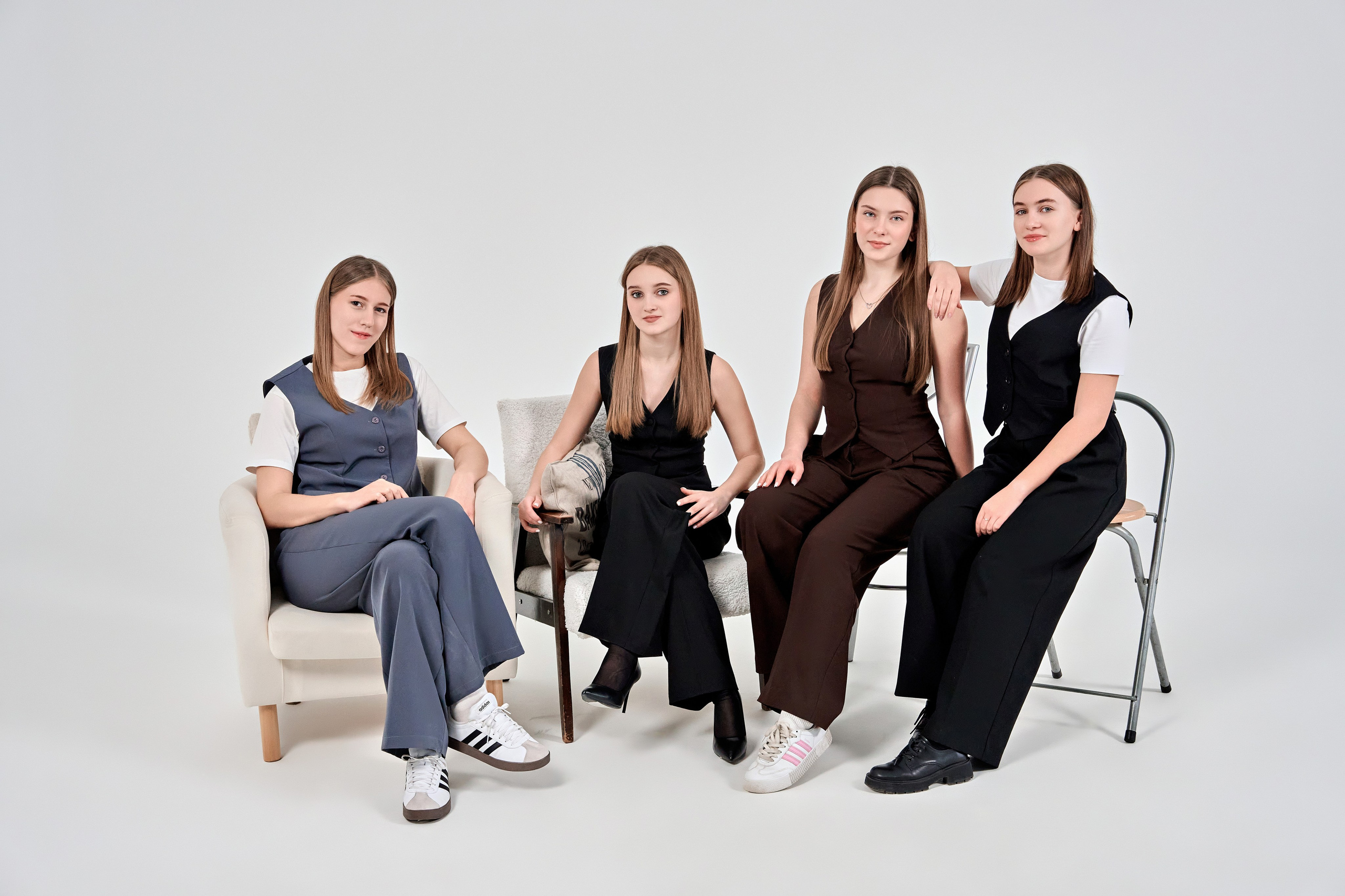 Выпускные альбомы для 9-11 классов. Фотосъёмка в студии. Калуга. Фотограф Меняйло Евгений. Свадьба. Портрет. Репортаж. Семья. Контент