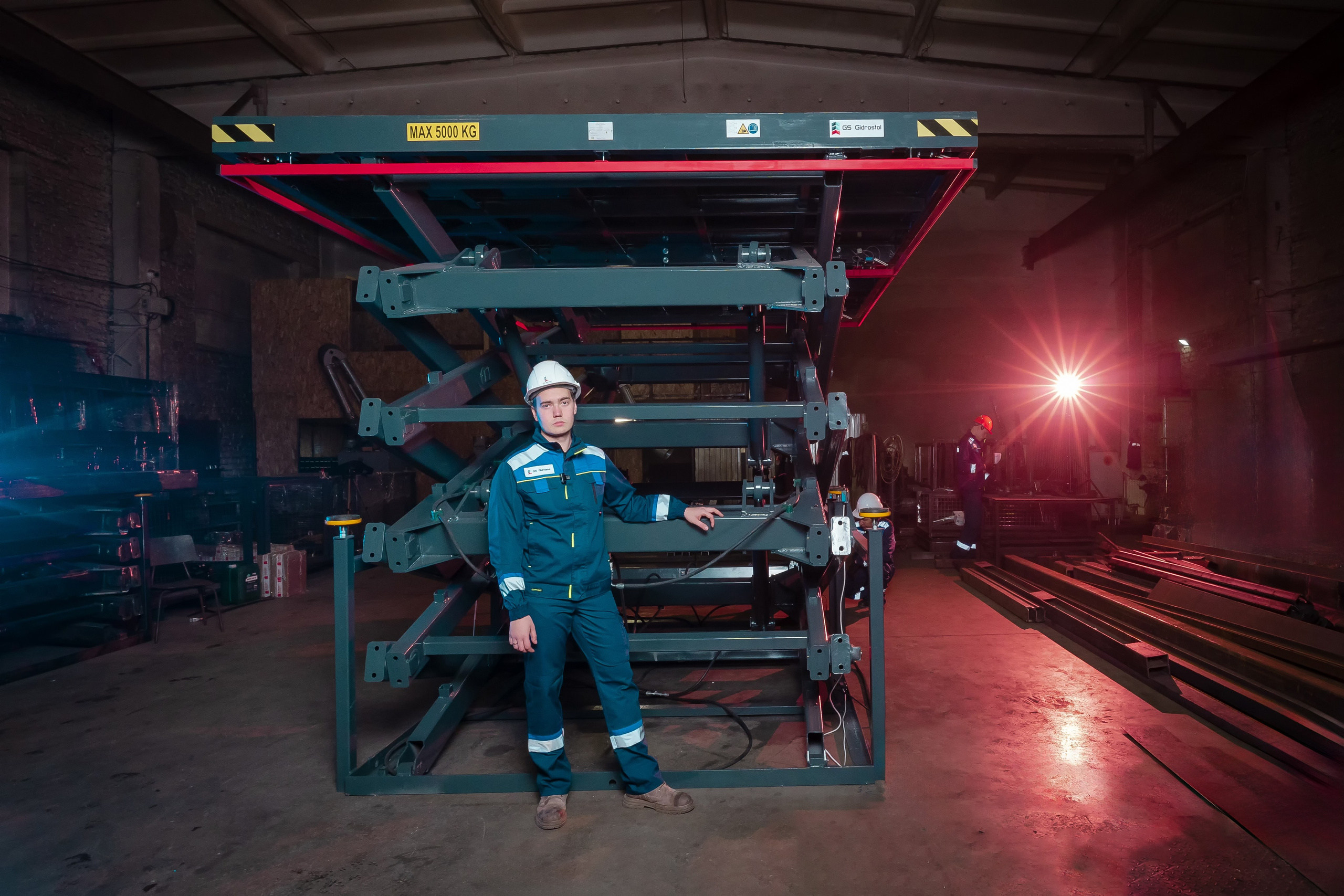 Тестирование грузоподъёмности ножничного подъёмника с равномерно распределённым грузом