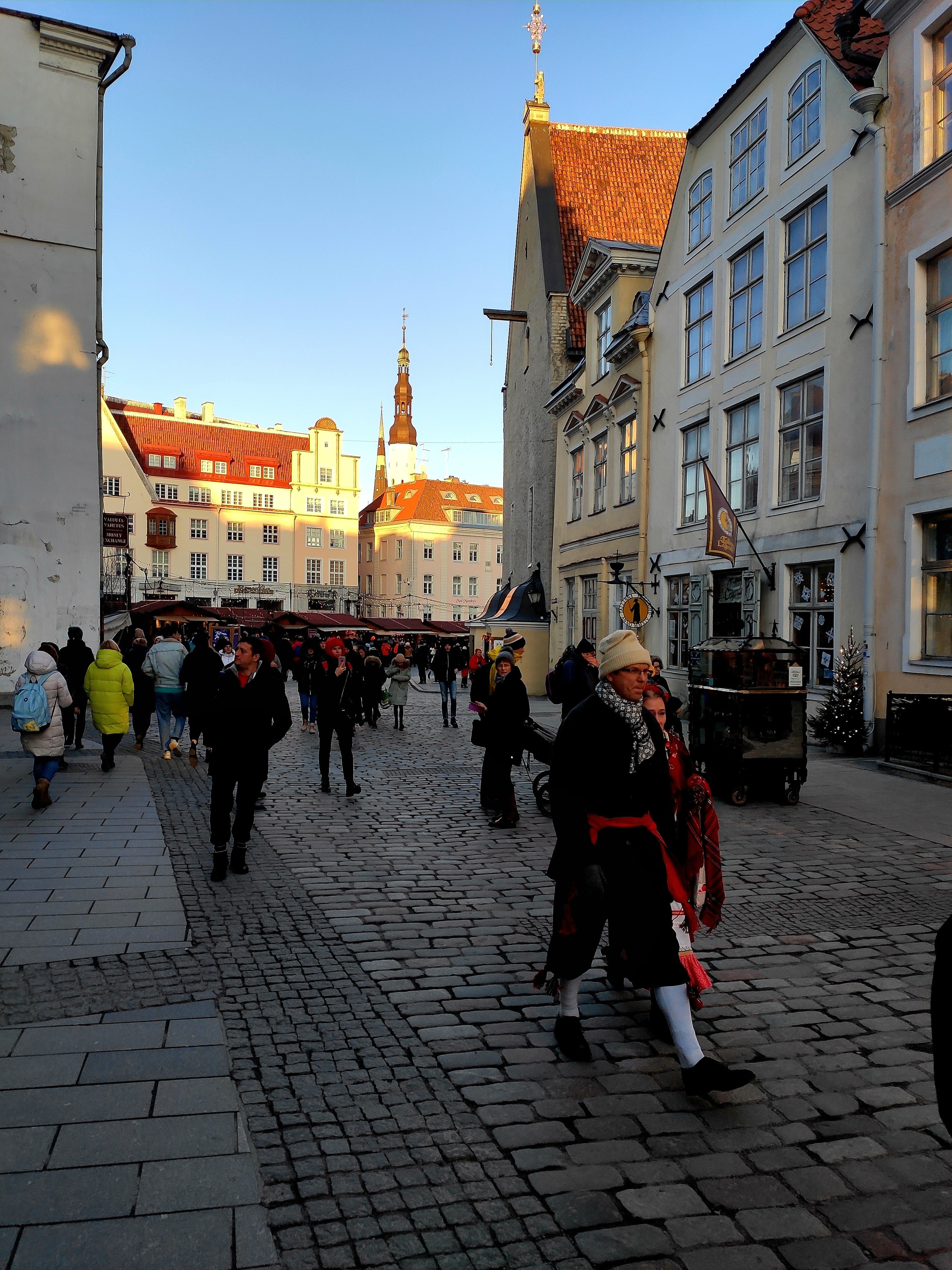 На улицах встречалось много гуляющих в национальных нарядах. То ли с выступления, а может и просто пришли на праздник