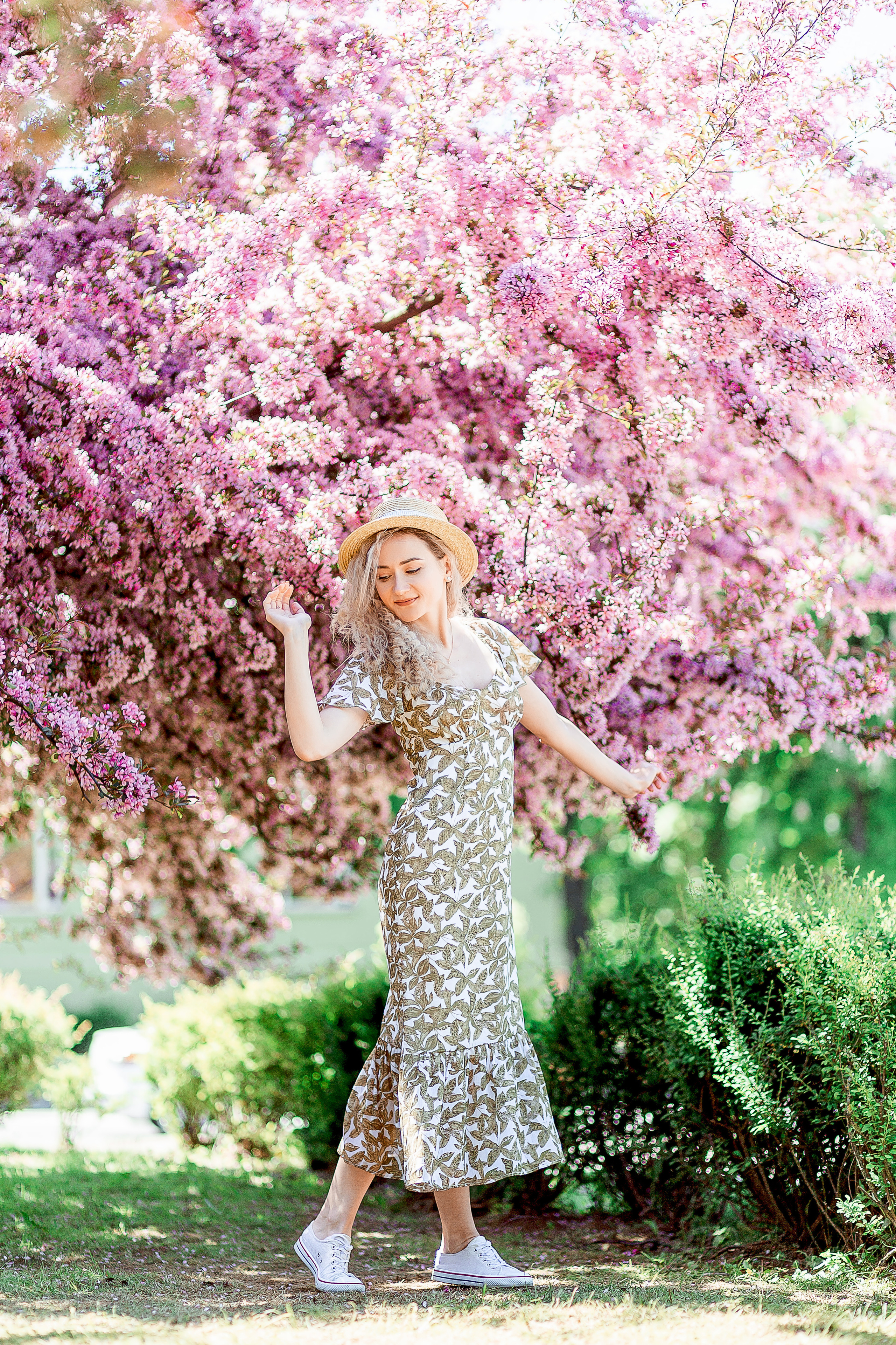 Цветение красной яблони. Семейный детский фотограф. Фотосессия в Минске