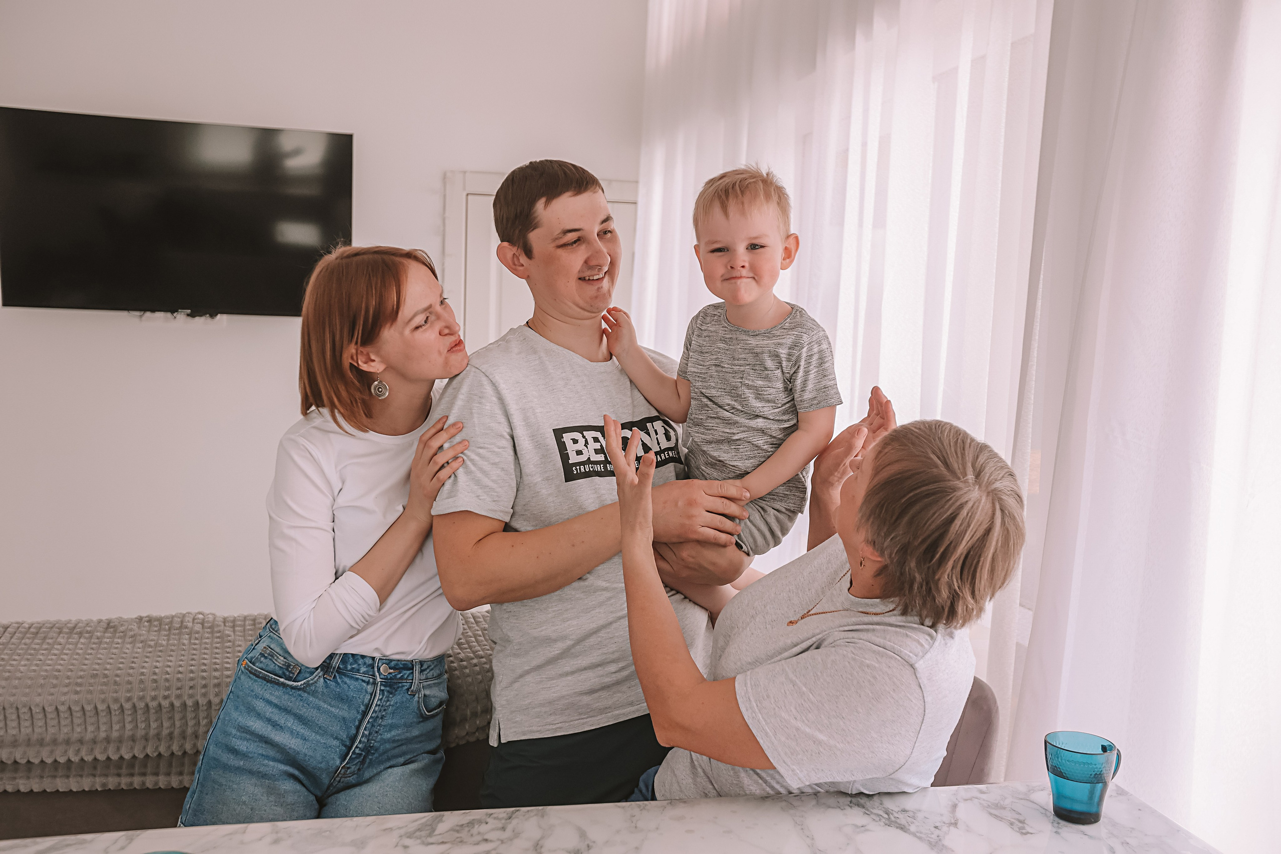 Семейная в домике (репортаж). Семейный фотограф Тюмень, фотограф на роды Салмина Мария
