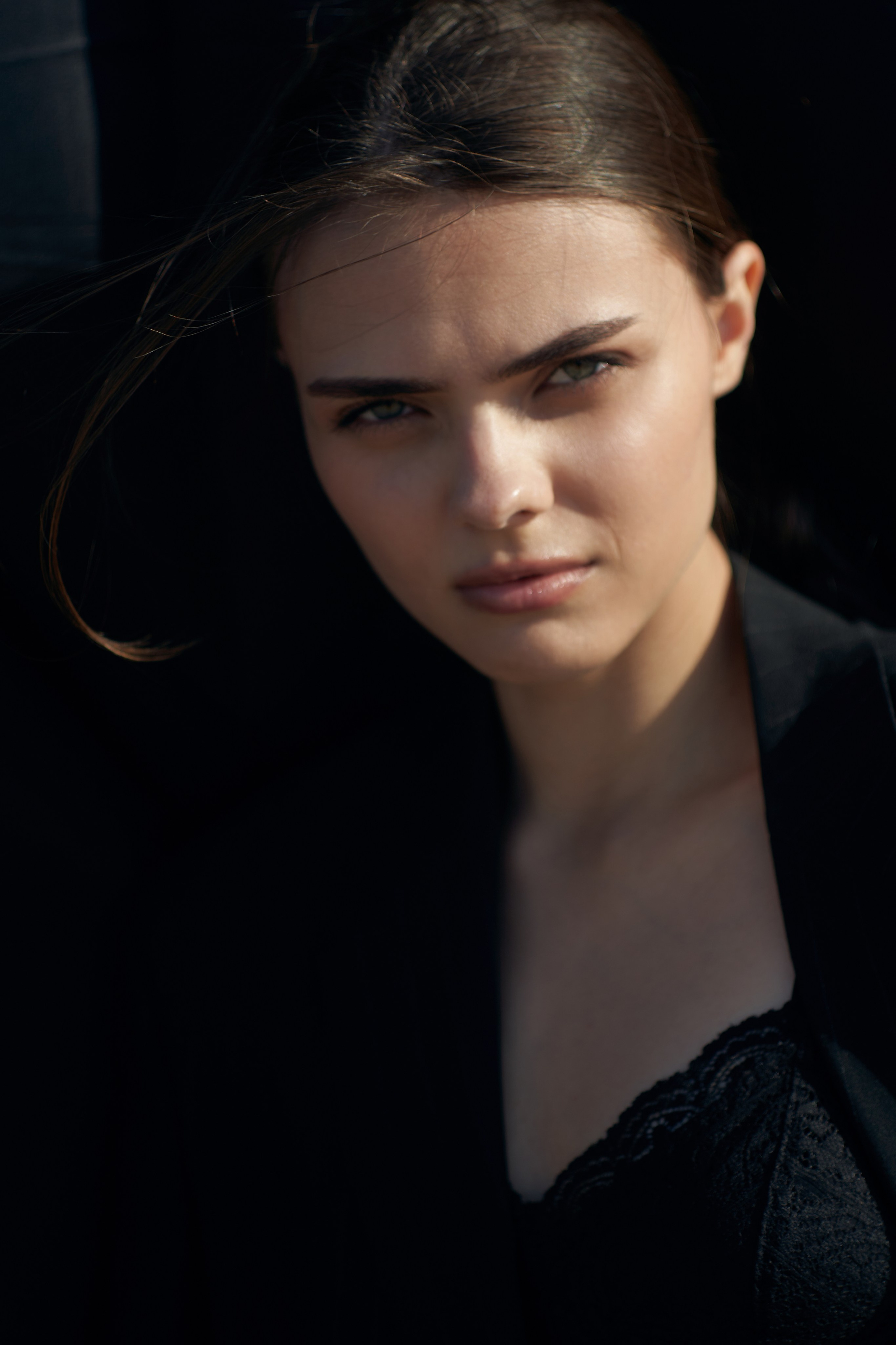 Хмурая модель на солнце