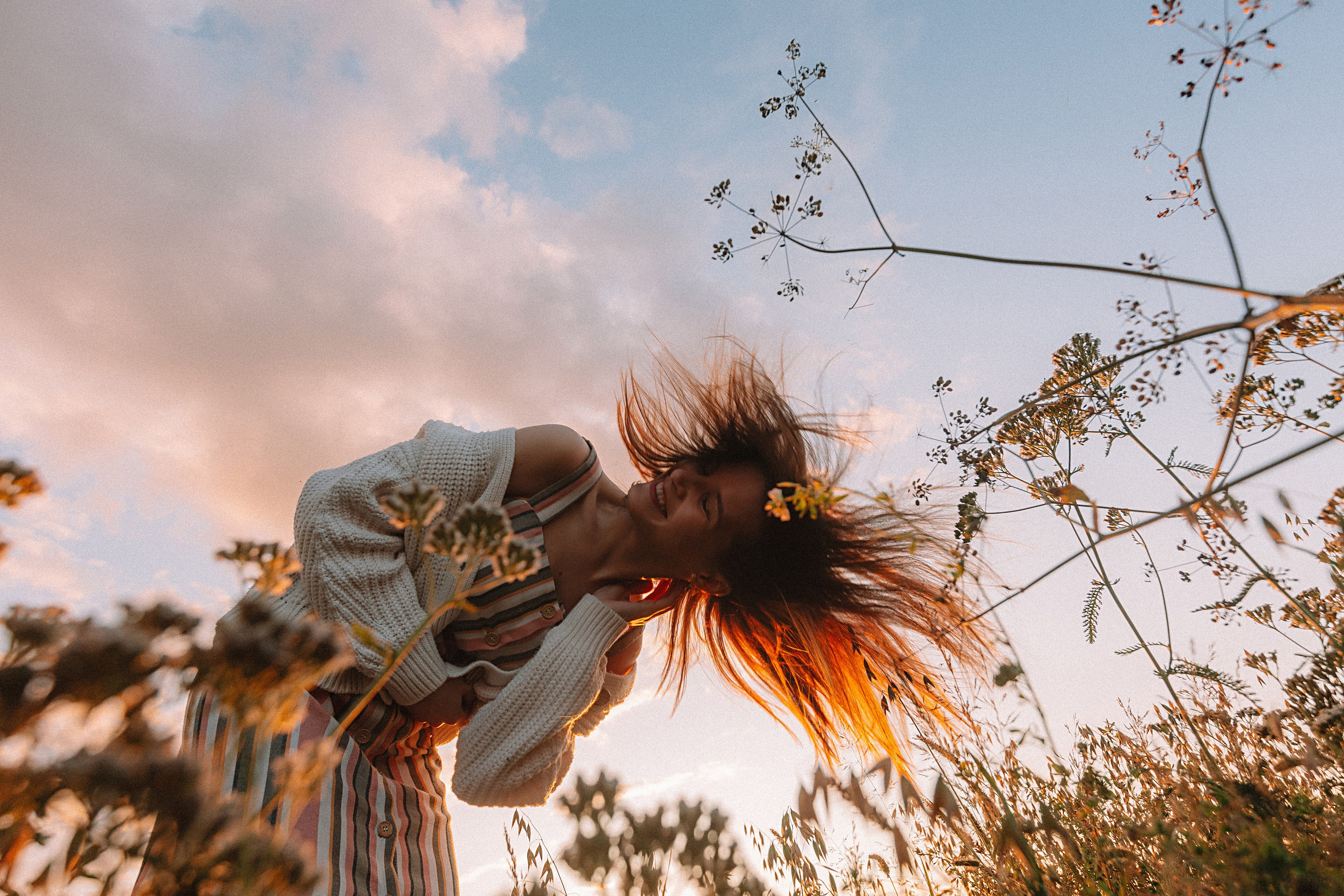 Поле love story на закате. Семейный фотограф Тюмень, фотограф на роды Салмина Мария