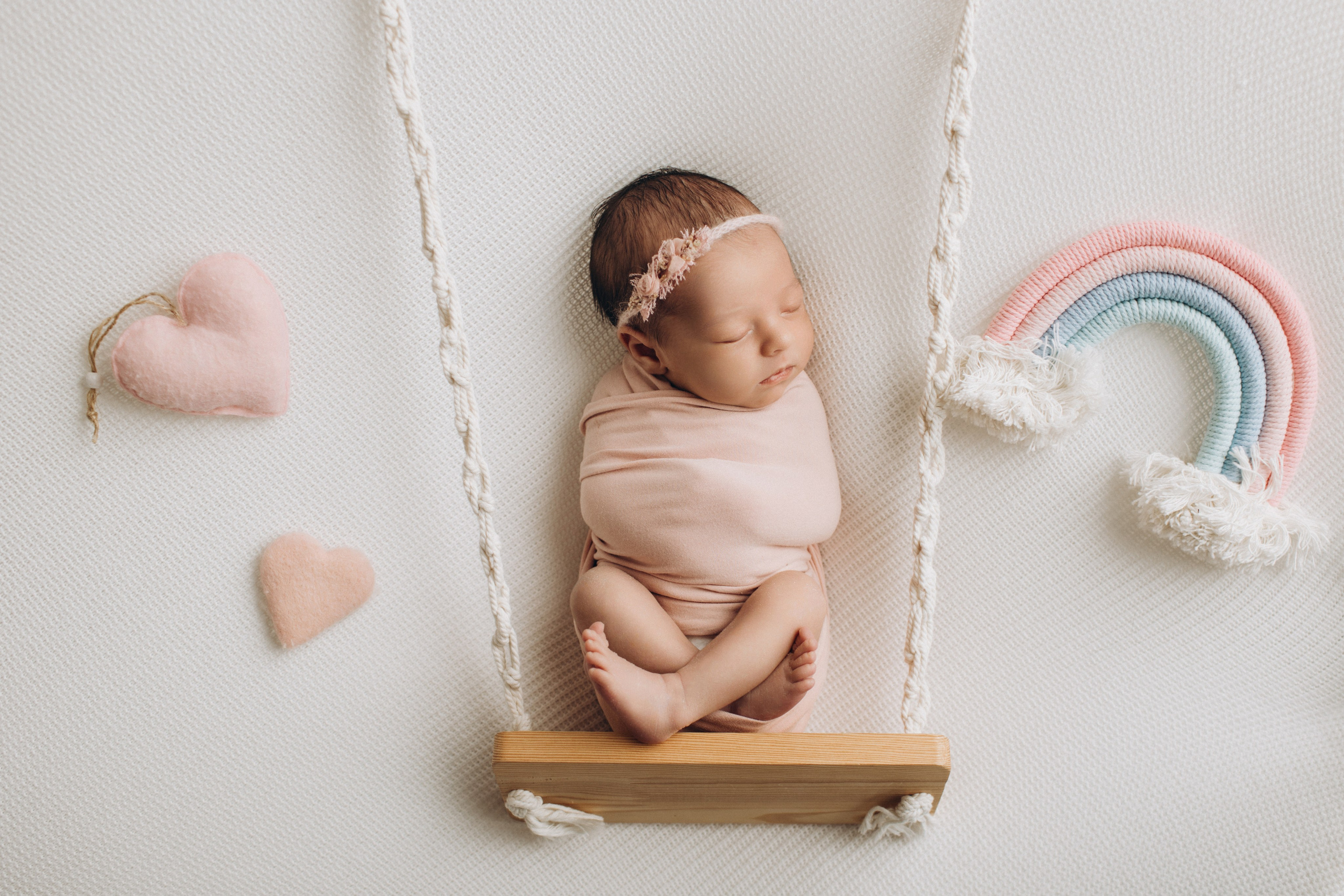 Newborn (фотосессия новорожденных). Фотостудия для новорожденных и малышей в Твери — На ручки