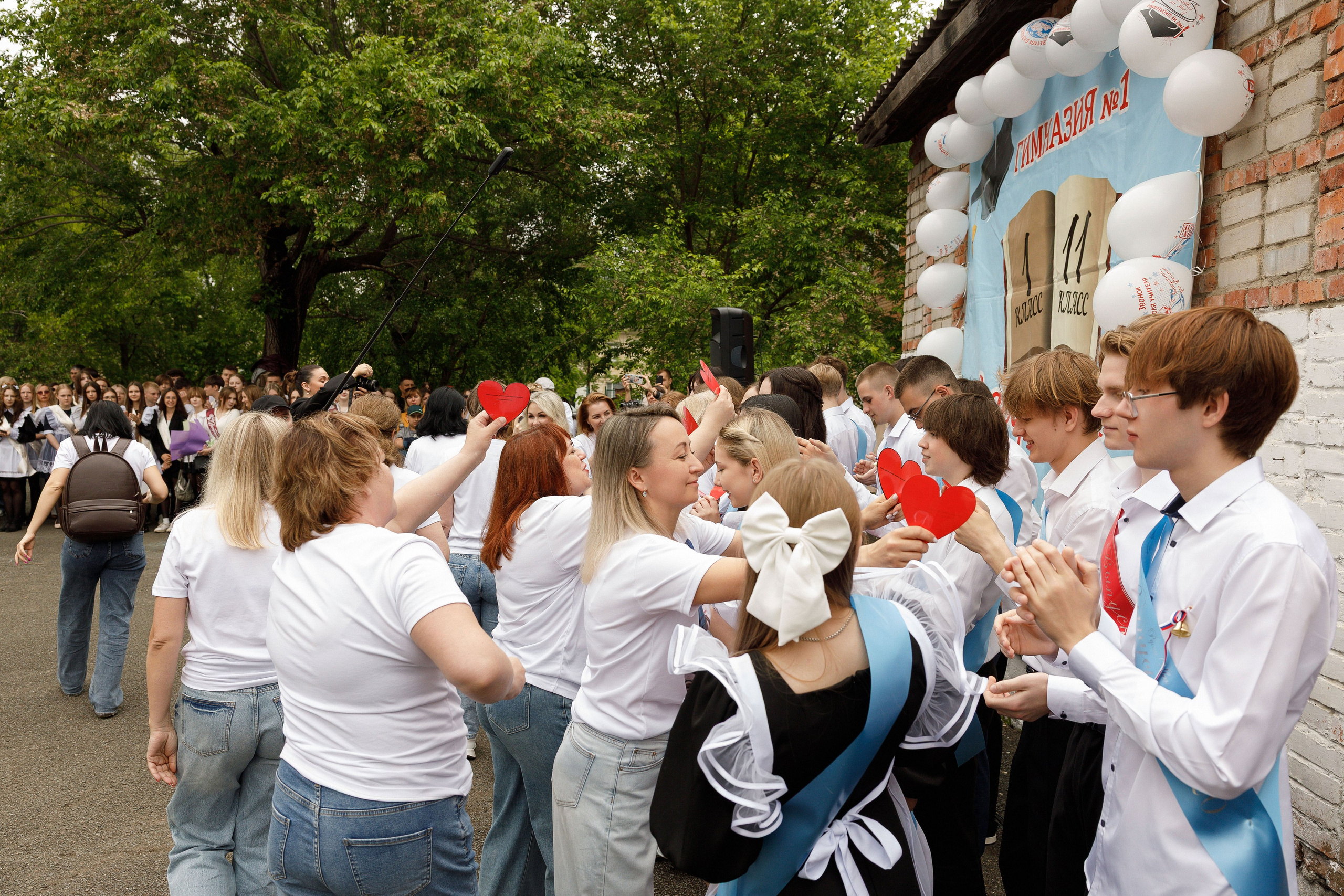Последний звонок Гимназия Артем. Photoalbum-vl.ru