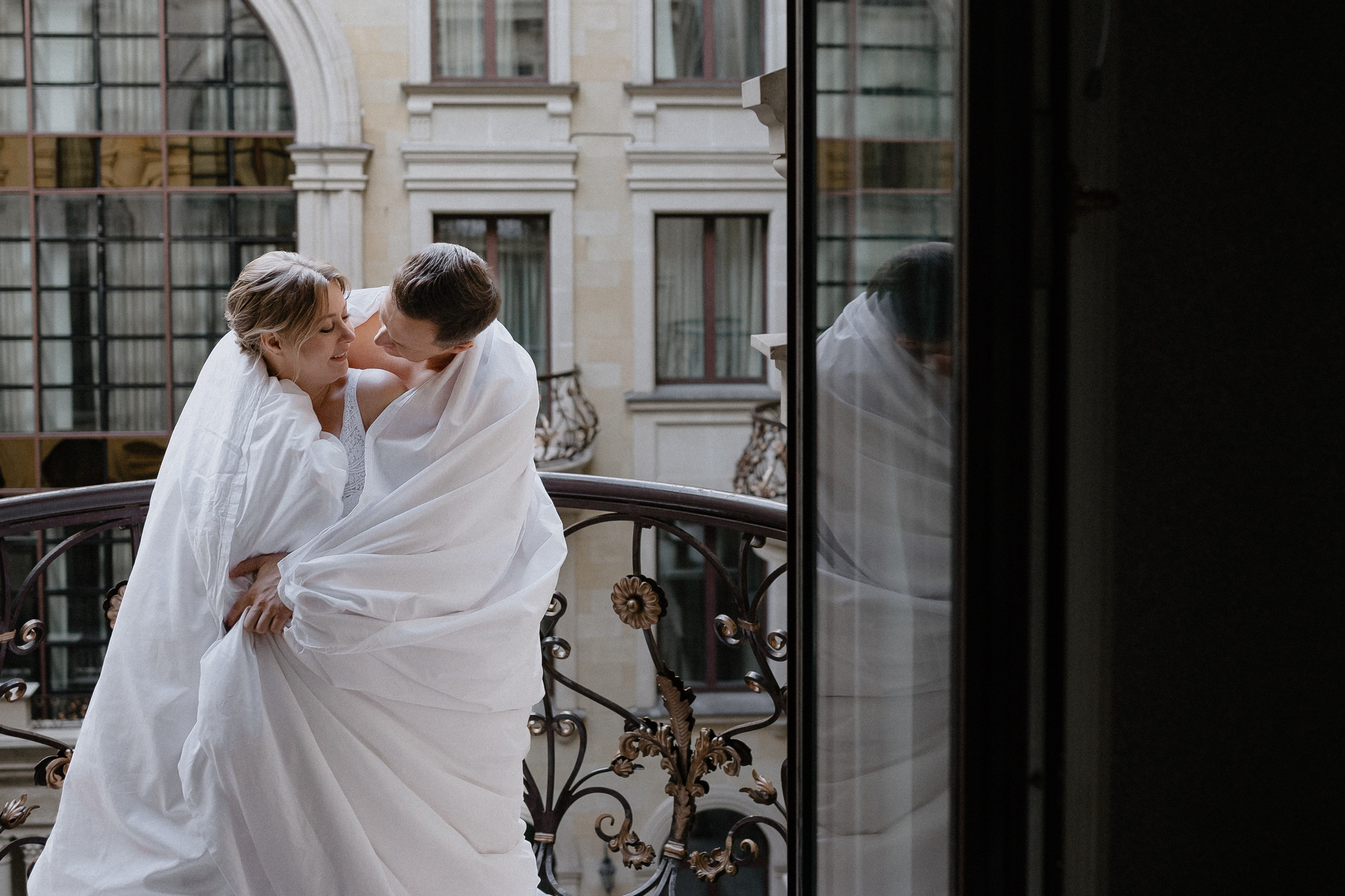 Свадебные сборы и фотосессия в отеле St. Regis. Свадебный фотограф Москва — Сергей и Татьяна