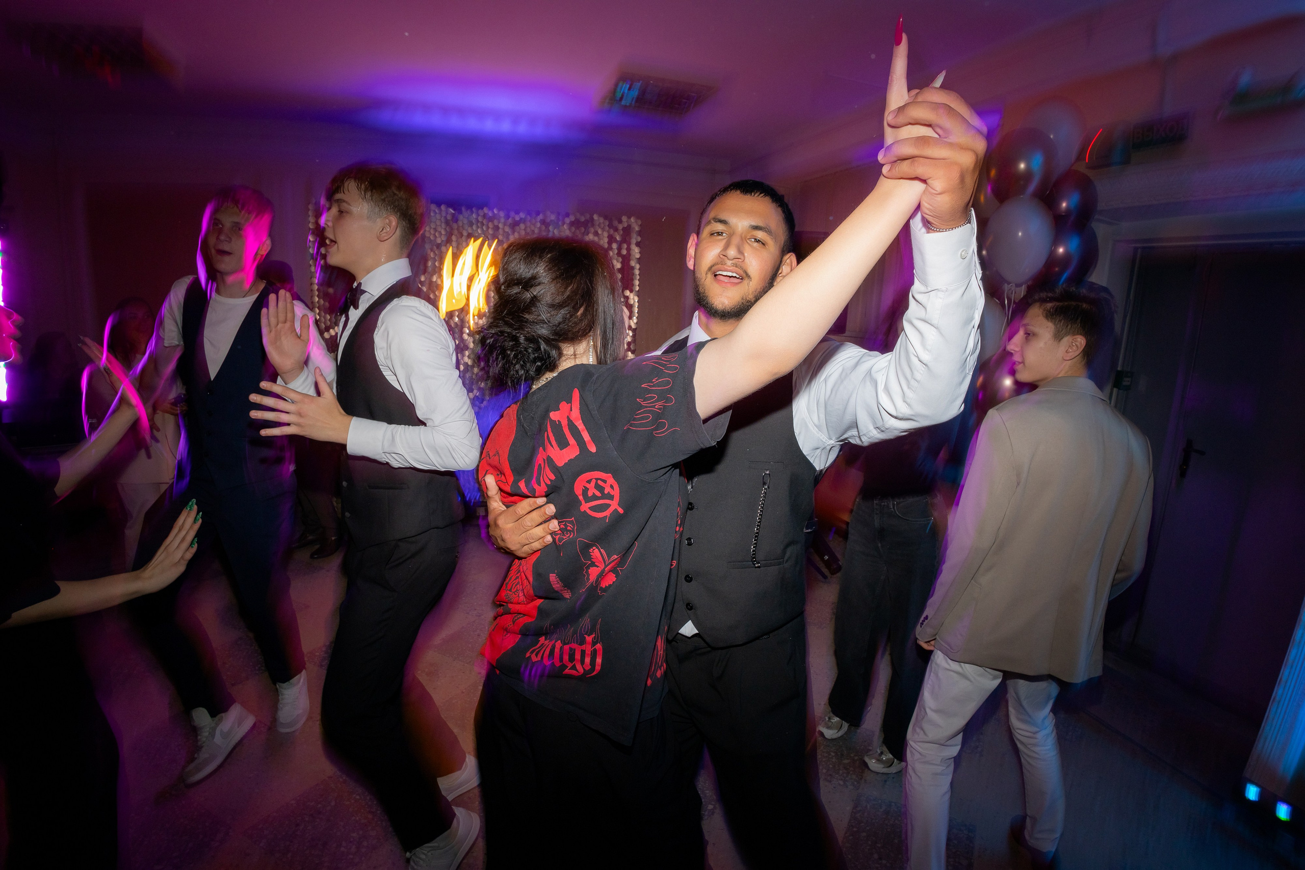 Школьный выпускной 2024 год в Соколе (Минск). Свадебный фотограф в Минске/Беларуси Сергей Спиридонов