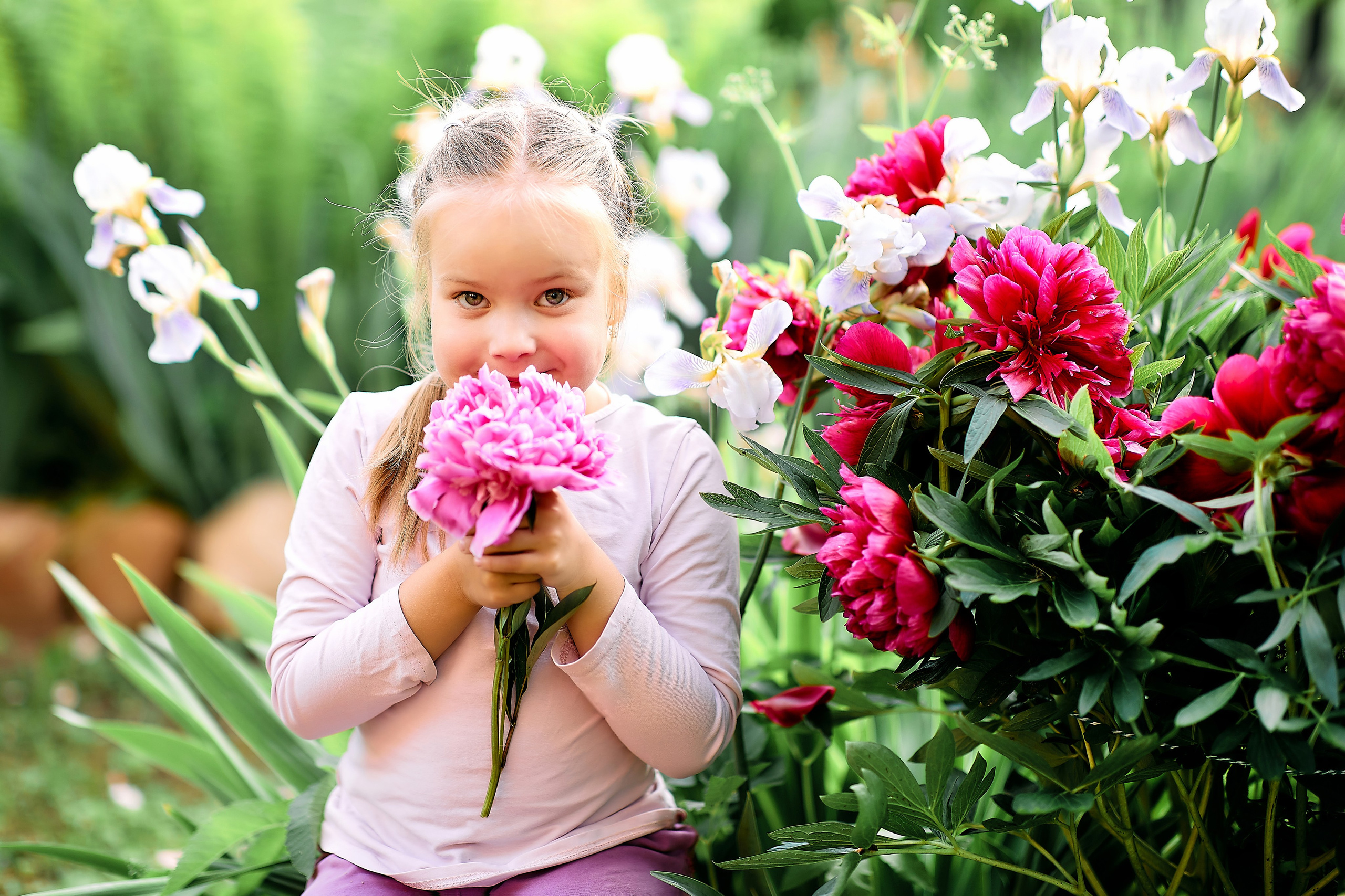 Машуля в пионах. Семейный и детский фотограф в Ярославле Юлия Галашина