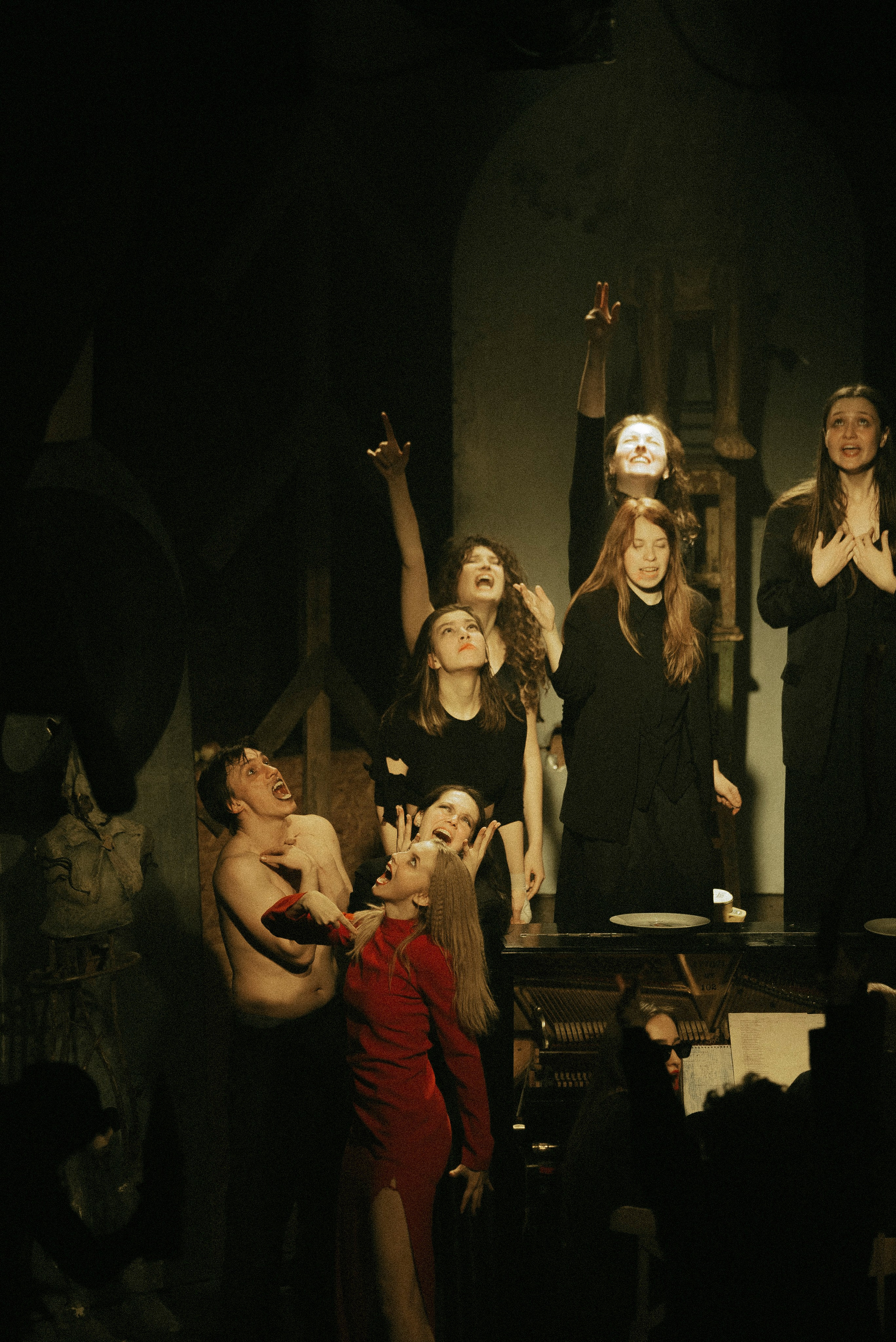 2025. Стрит-фотография, полная абсурда, идиотизма и красоты