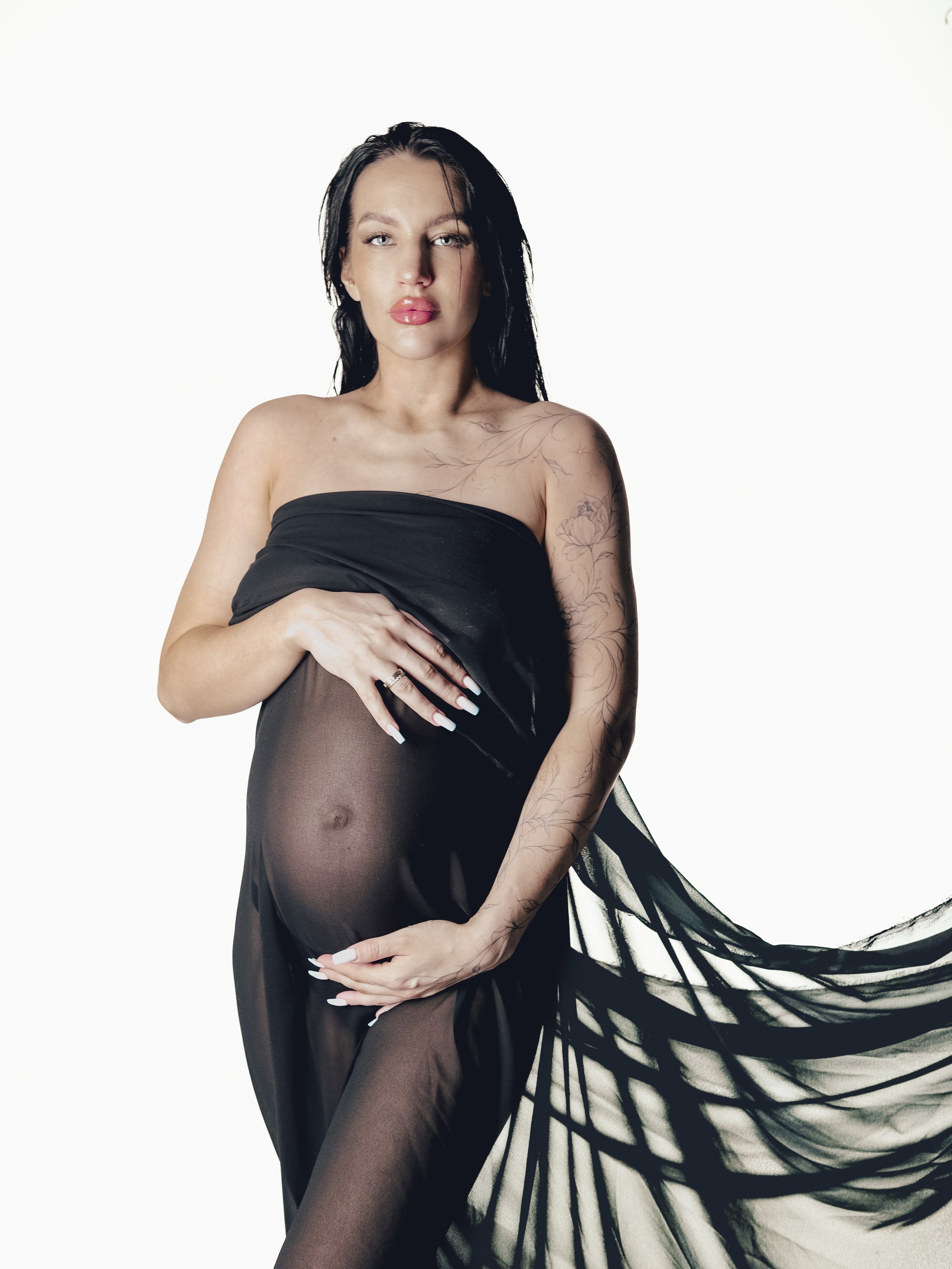 Женщина в положении в тёмной студии — выразительный dramatic light