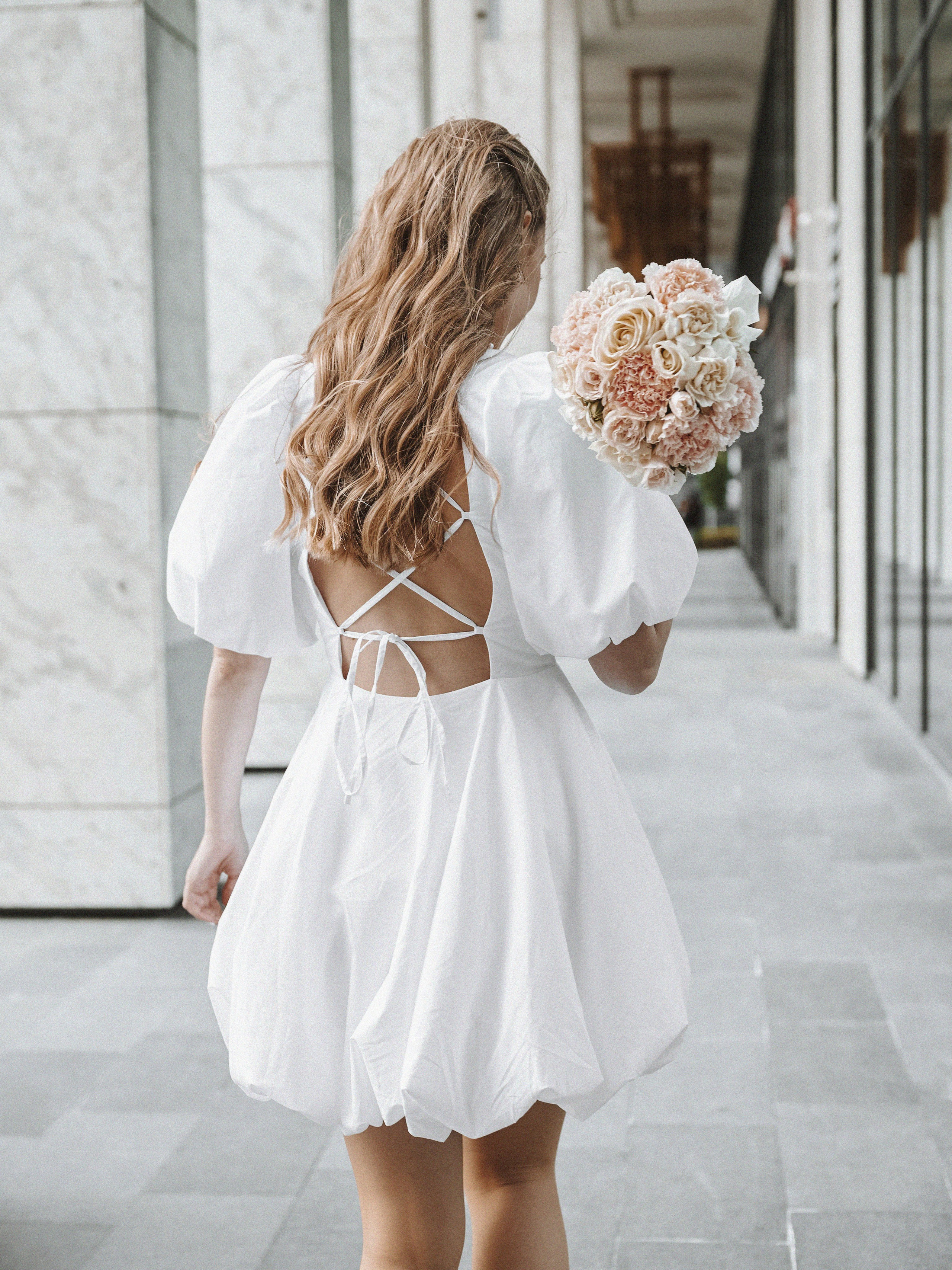 Урбанистическая свадебная фотосессия с акцентом на детали — свет, тени и искренние эмоции пары.