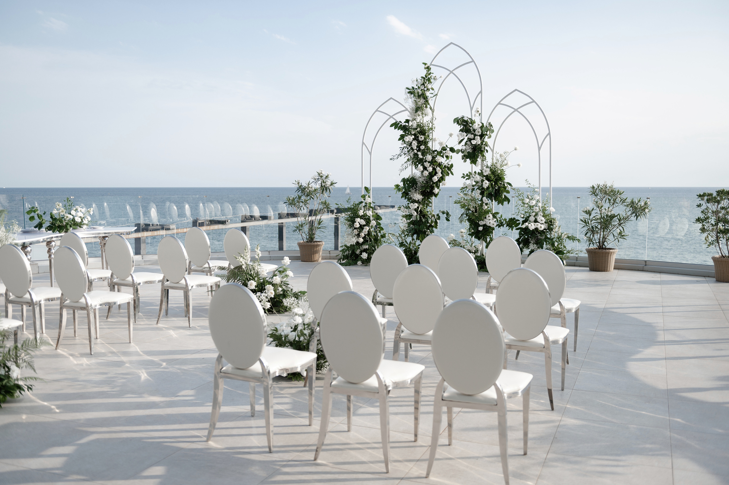 Выездная церемония в Сочи у моря. Свадебный фотограф