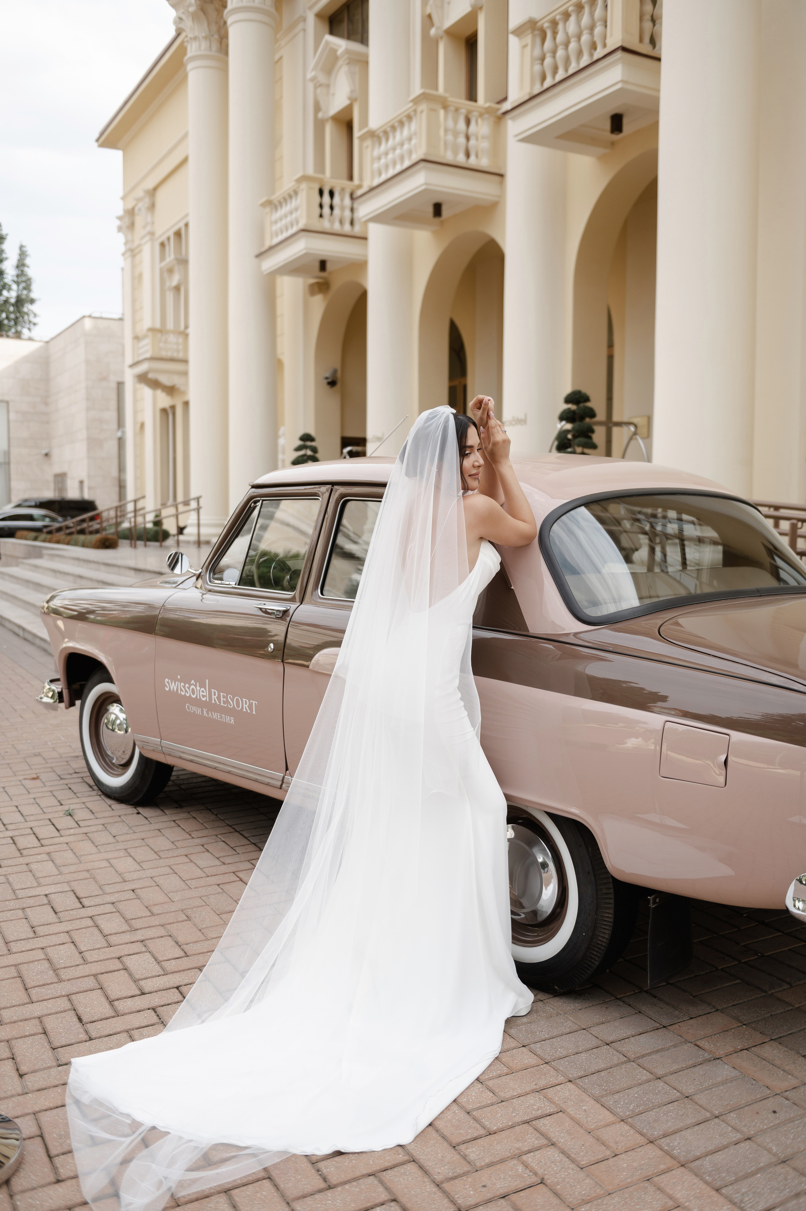 Свадебная фотосессия в отеле Swisshotel , Ретро авто