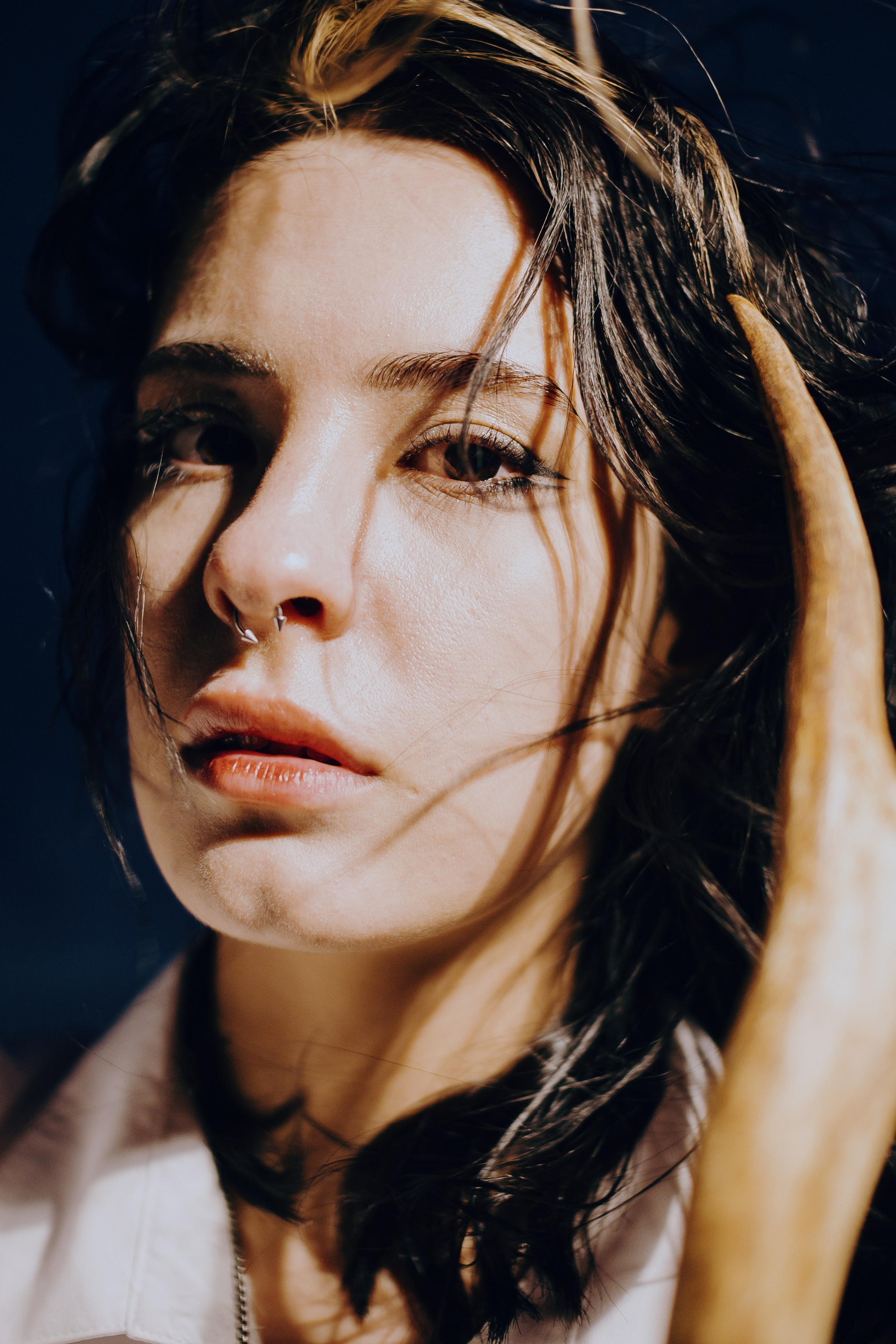 Съёмка у моря с оленьими рогами