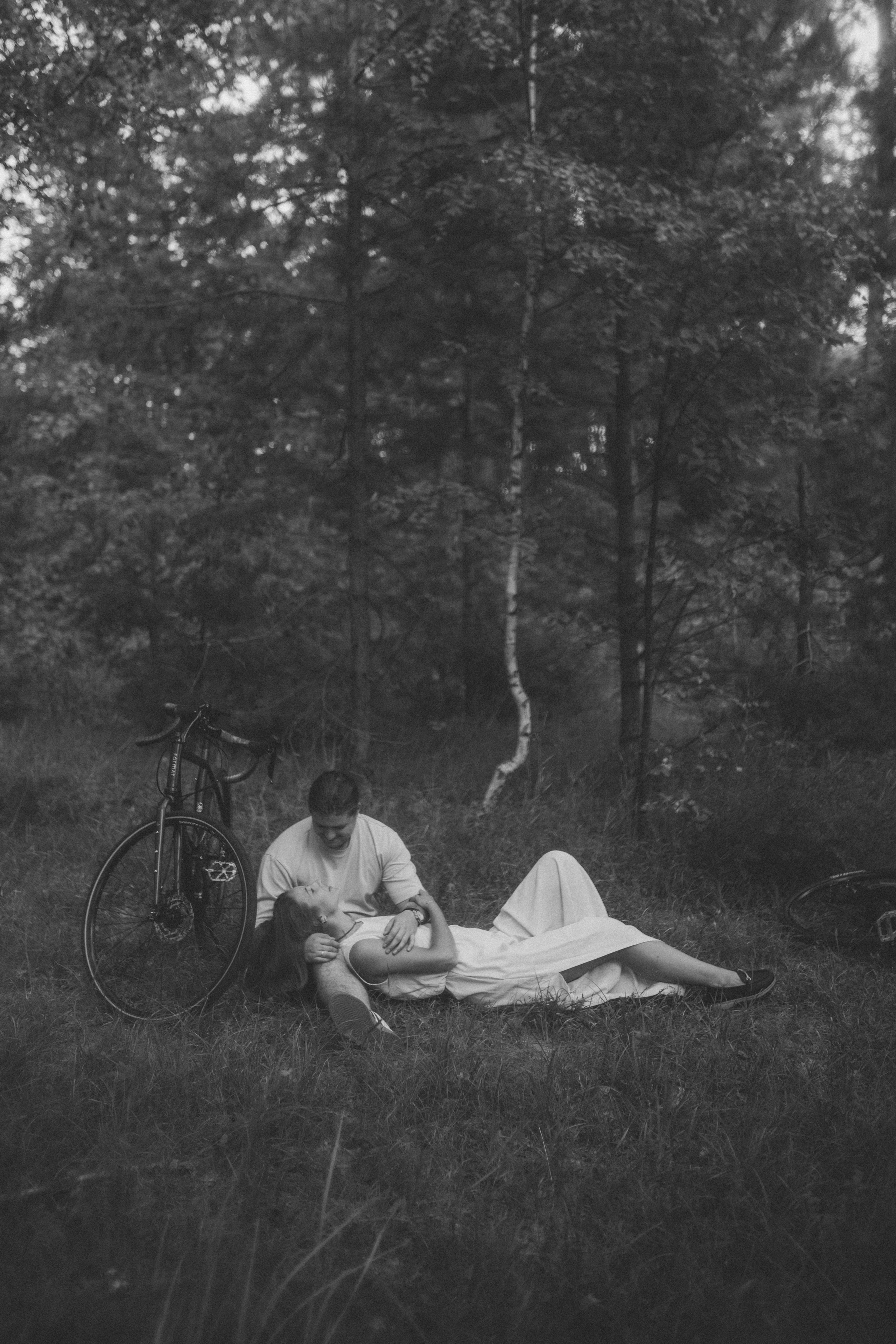 Прогулка по лесу на велосипедах. Свадебный фотограф Казань