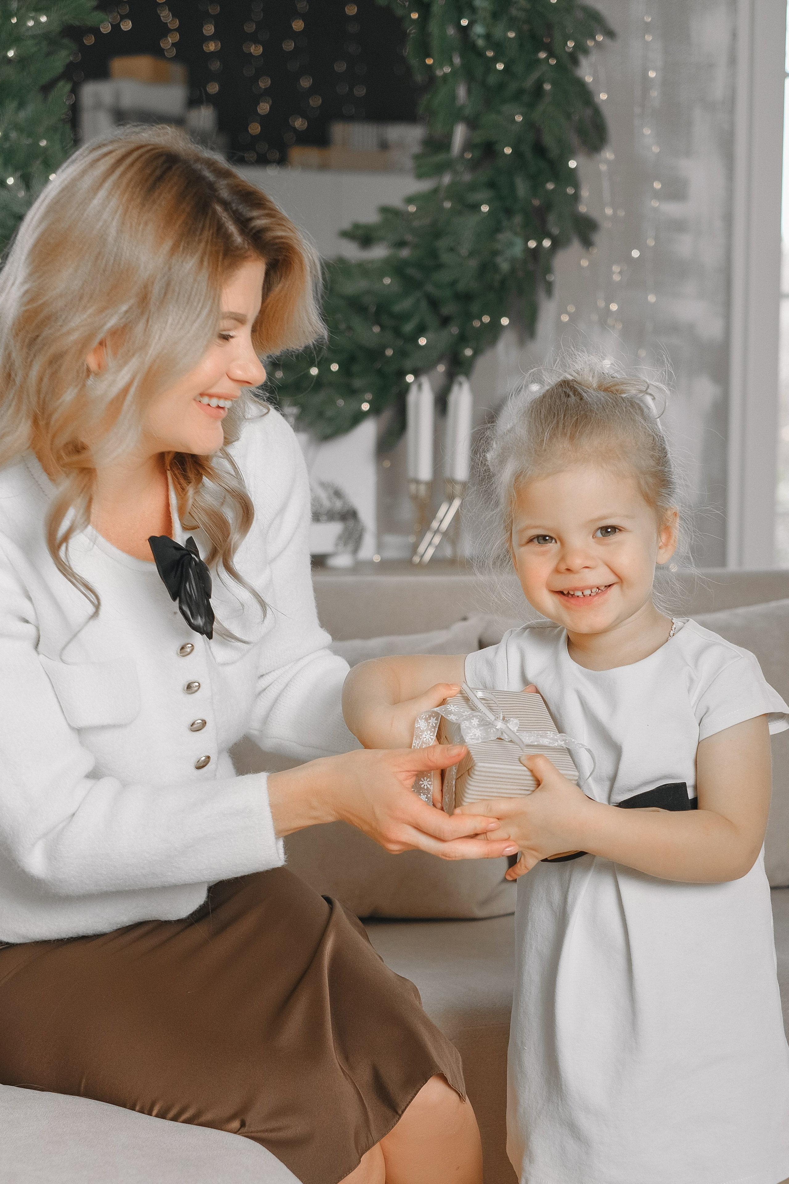 Новогодняя фотосессия, дочь и мама, любимые кадры, красота. Профессиональная фотосъемка в Крыму. Натуральные эмоции и живые кадры. Забронируйте дату прямо сейчас!