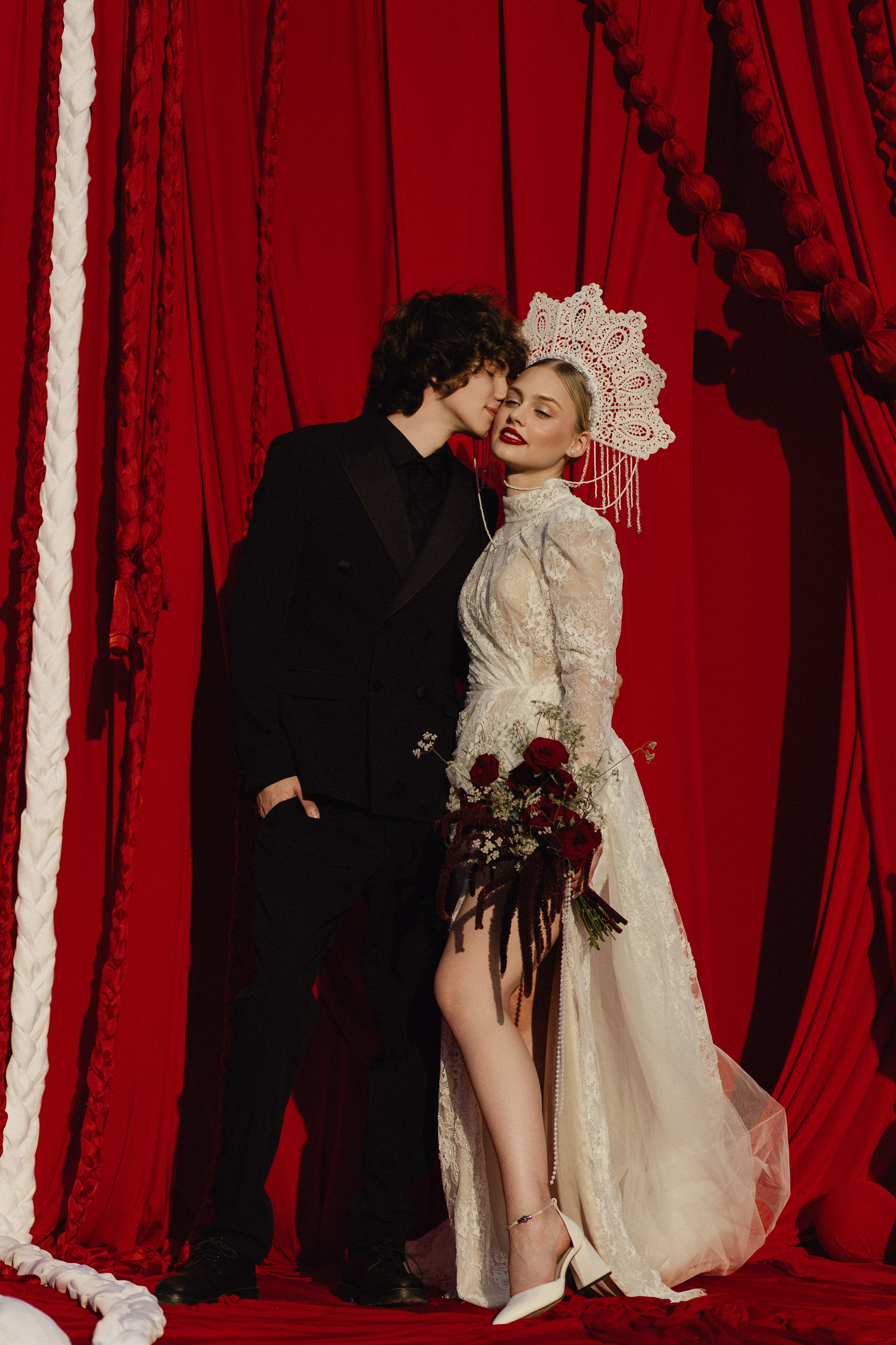 Свадебная съёмка в Краснодаре, жених и невеста в городском стиле, живые эмоции, стильный декор, работа свадебного фотографа с душой.