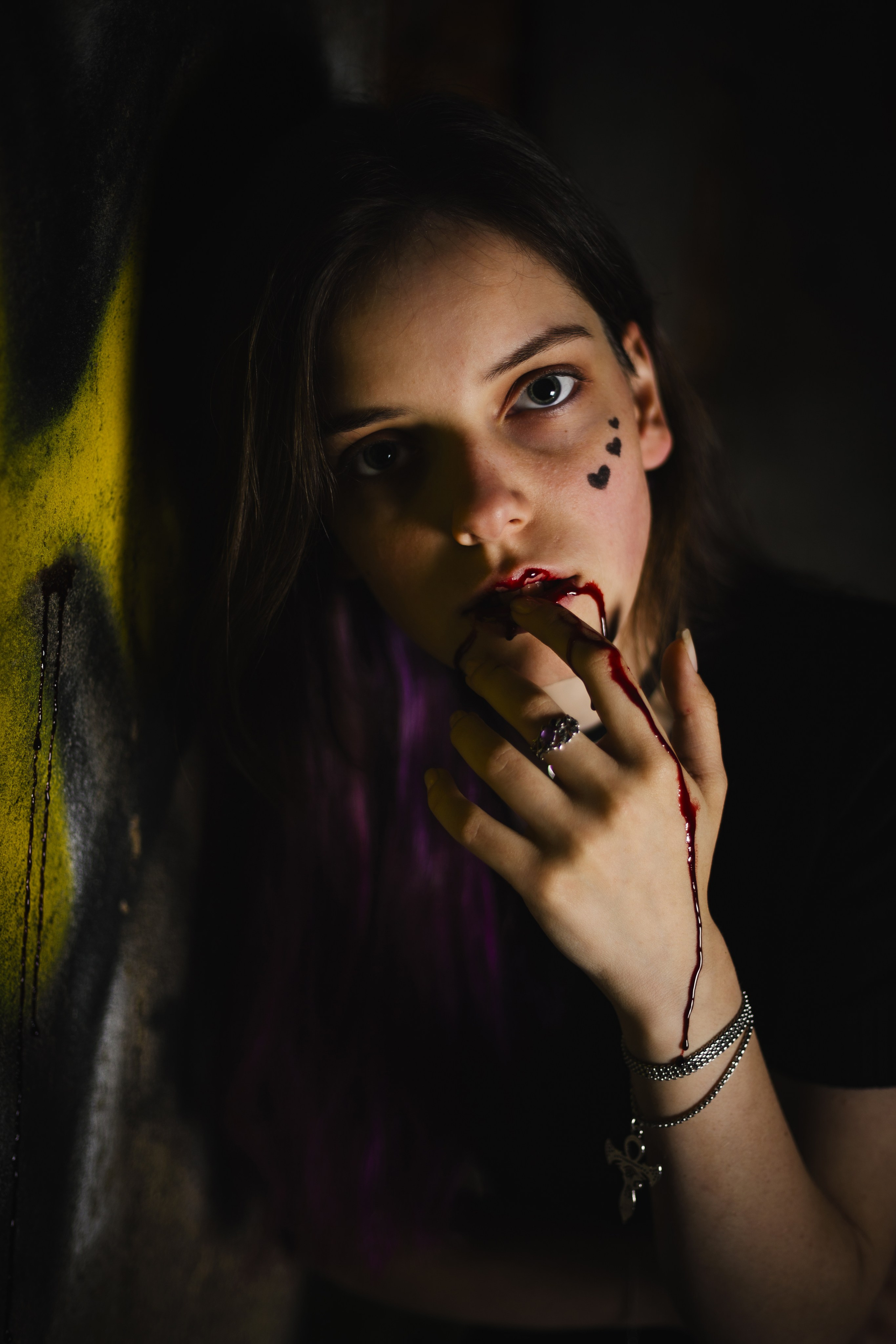 Модель: Лидия Леймон. Фотограф - Николай Мокрицкий. Импровизионаня фотосессия, в заброшенном здании. Креативная ночная фотосессия. Молодая девушка в образе неформалки. Темные волосы с фиолетовой прядью, полосатые чулки, ботинки. Зажигалка, кровь, горящий факел, огонь – атмосферное заброшенноге здания. Факел, Девушка, молодая девушка, Альтушка, Фотосеесия, Подросток, Крашенные волосы, Сигарета, Кровь, Позировка, Потрет
