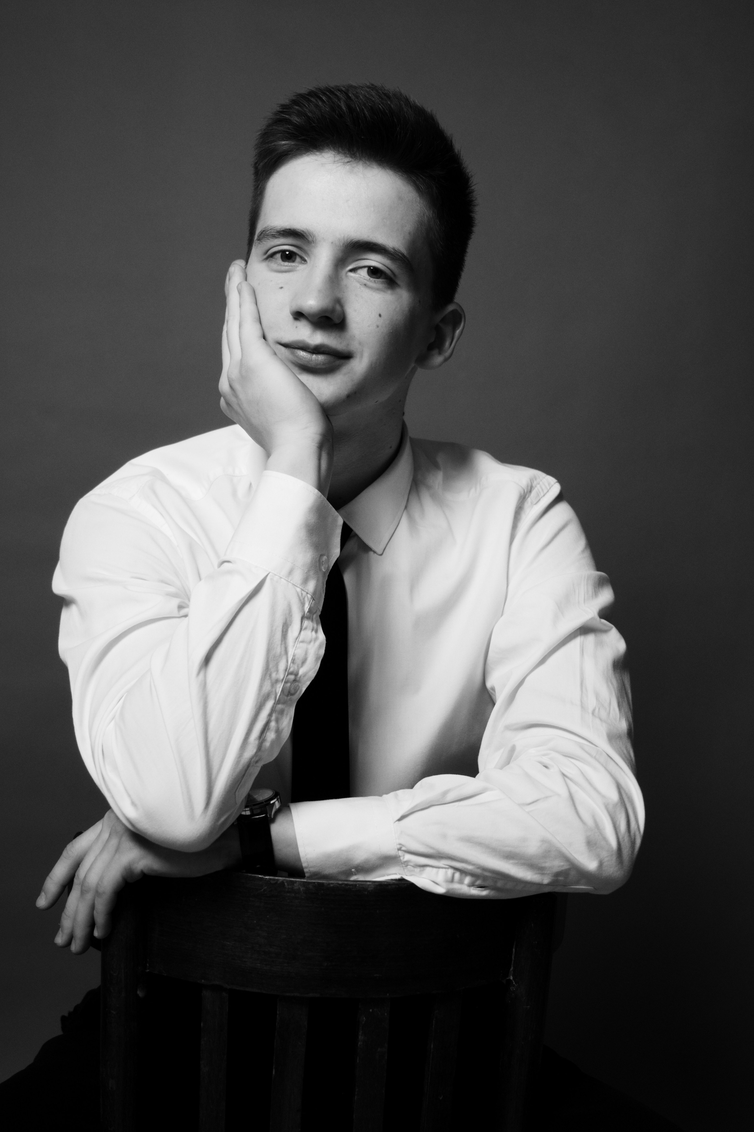 Мужской портрет в студии в костюме