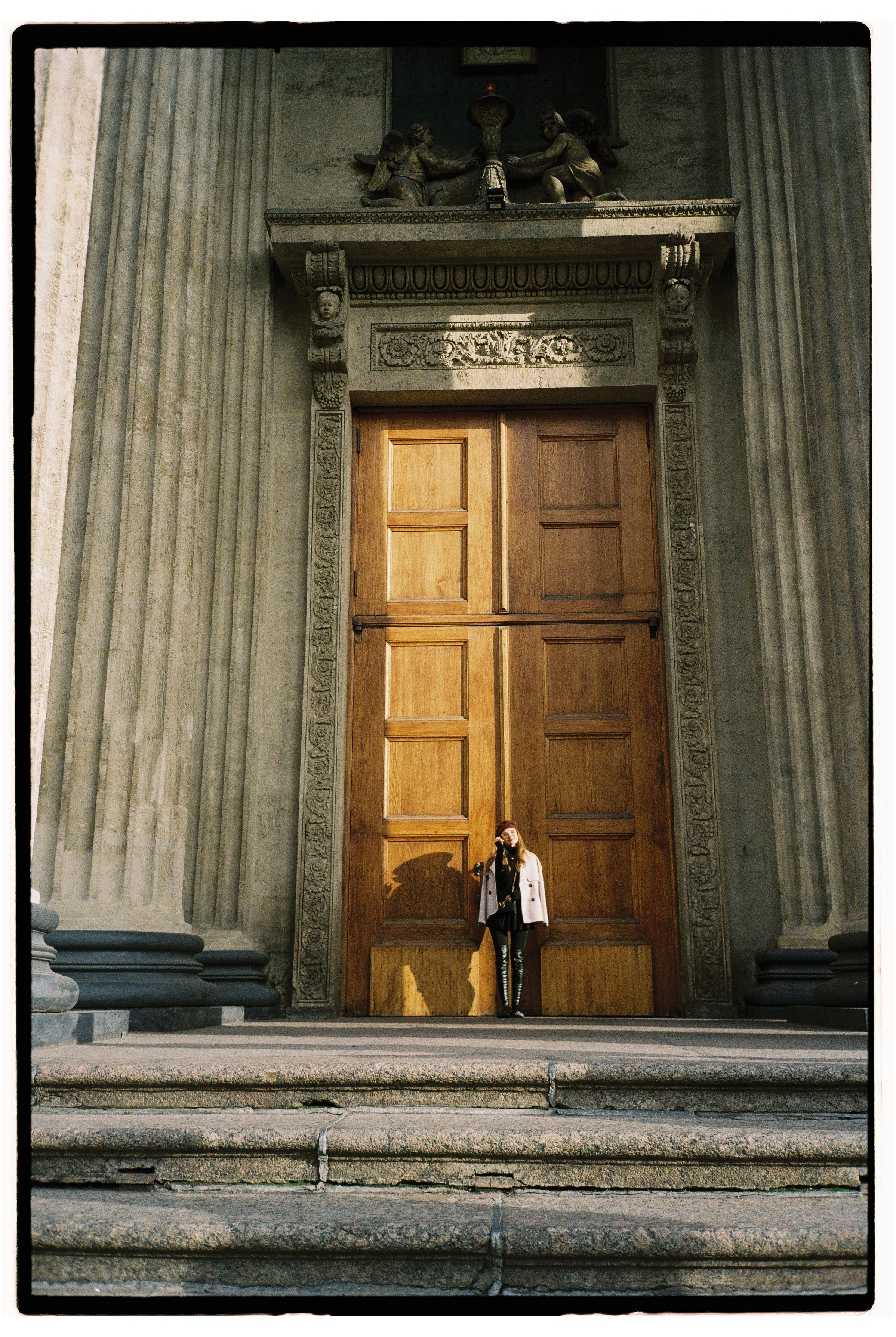 Профессиональная прогулочная фотосессия в Питере. Сестры Карабаза. Фотографы и ретушеры в Москве и Санкт-Петербурге