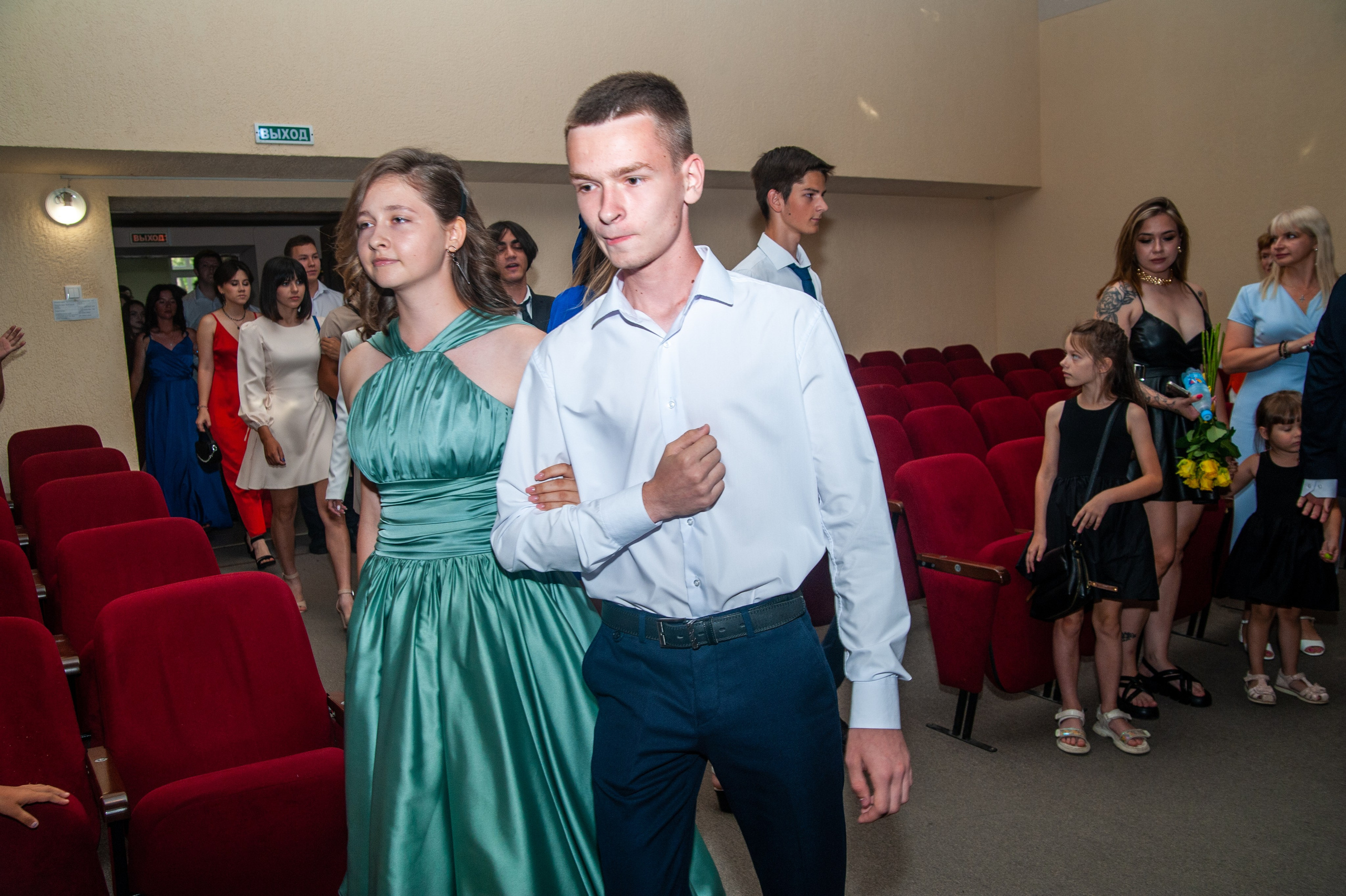 Выпускной МАОУ СОШ № 17 им. Эдуарда Есаяна. Свадебный и семейный фотограф Денис Лукьянов в Краснодаре, Краснодарском крае и Республике Крым