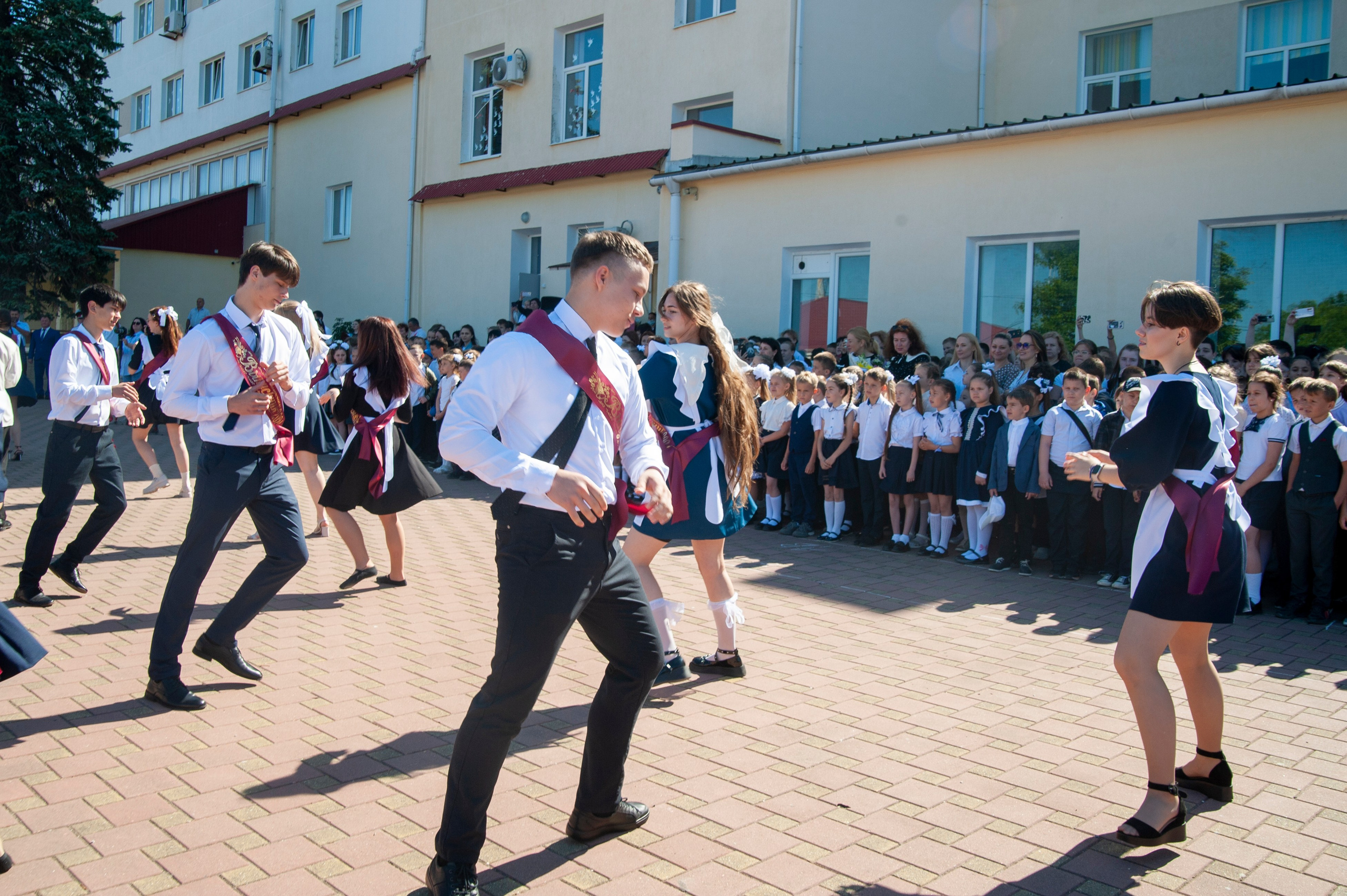 Последний Звонок МАОУ СОШ № 17 им. Эдуарда Есаяна — Архипо-Осиповка. Свадебный и семейный фотограф Денис Лукьянов в Краснодаре, Краснодарском крае и Республике Крым