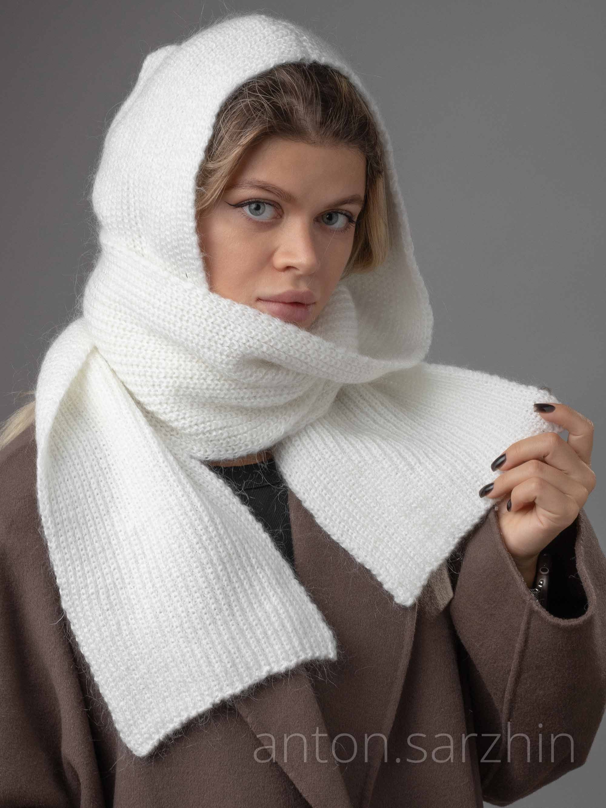 Съемка белого шарфа на модели