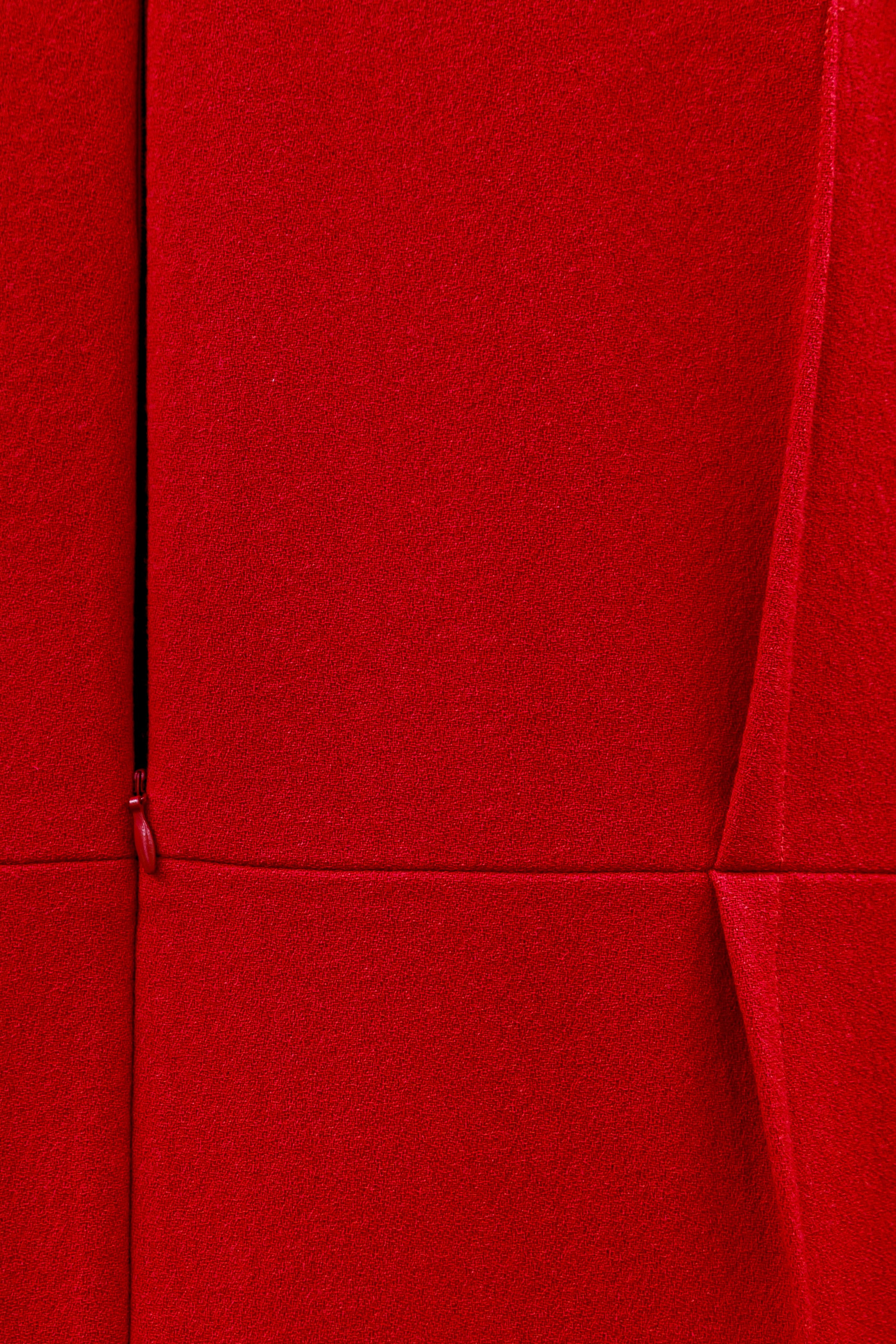 	Конструктивные швы и рельефы красного шерстяного платья, макро, ателье Natalia Chevdar, Екатеринбург, фотограф Илья Антропов