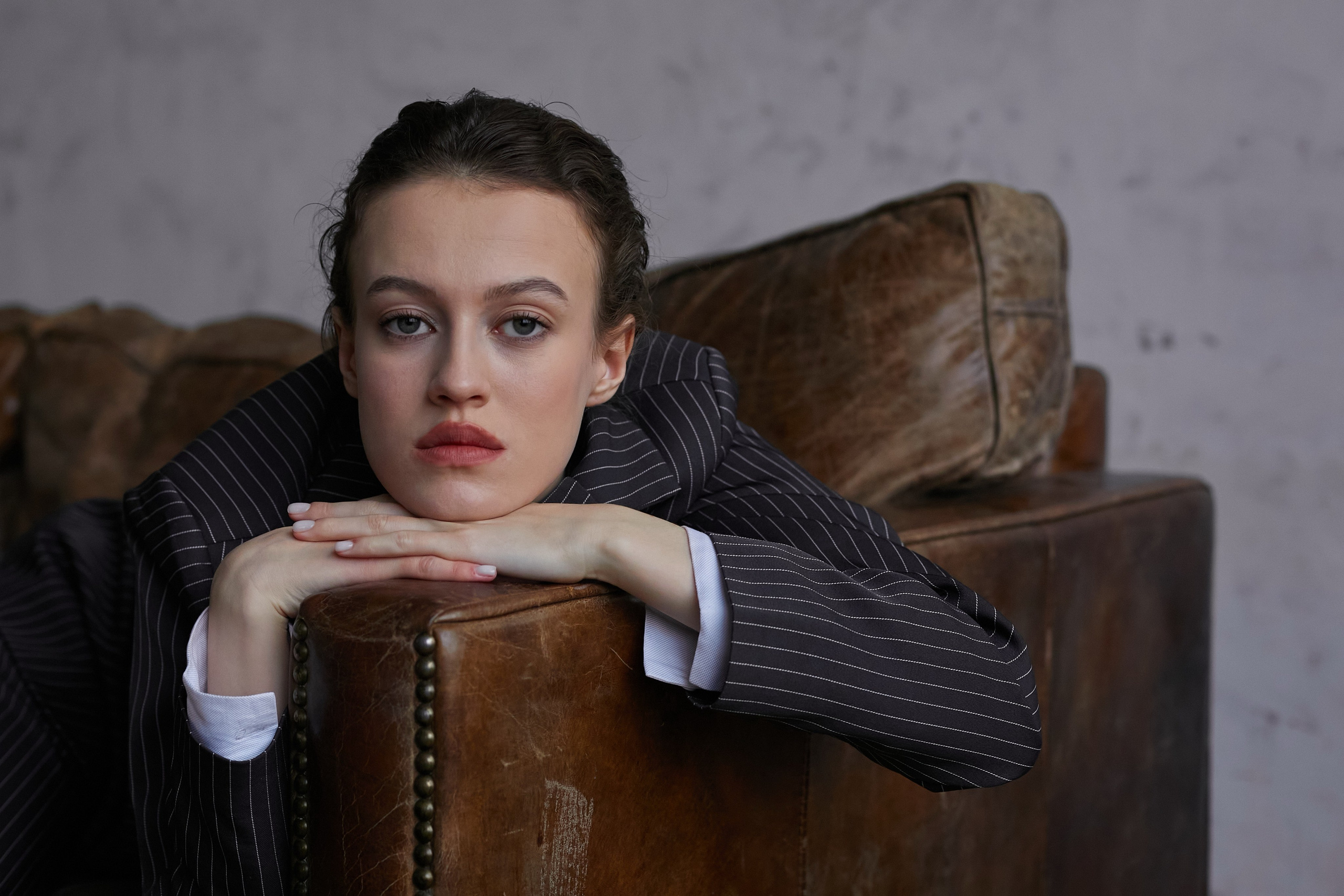Фотограф в Москве. Студия. Студийный портрет. Девушка в пиджаке. Девушка на кожаном диване. Красивая девушка в мужском костюме. Женский портрет.