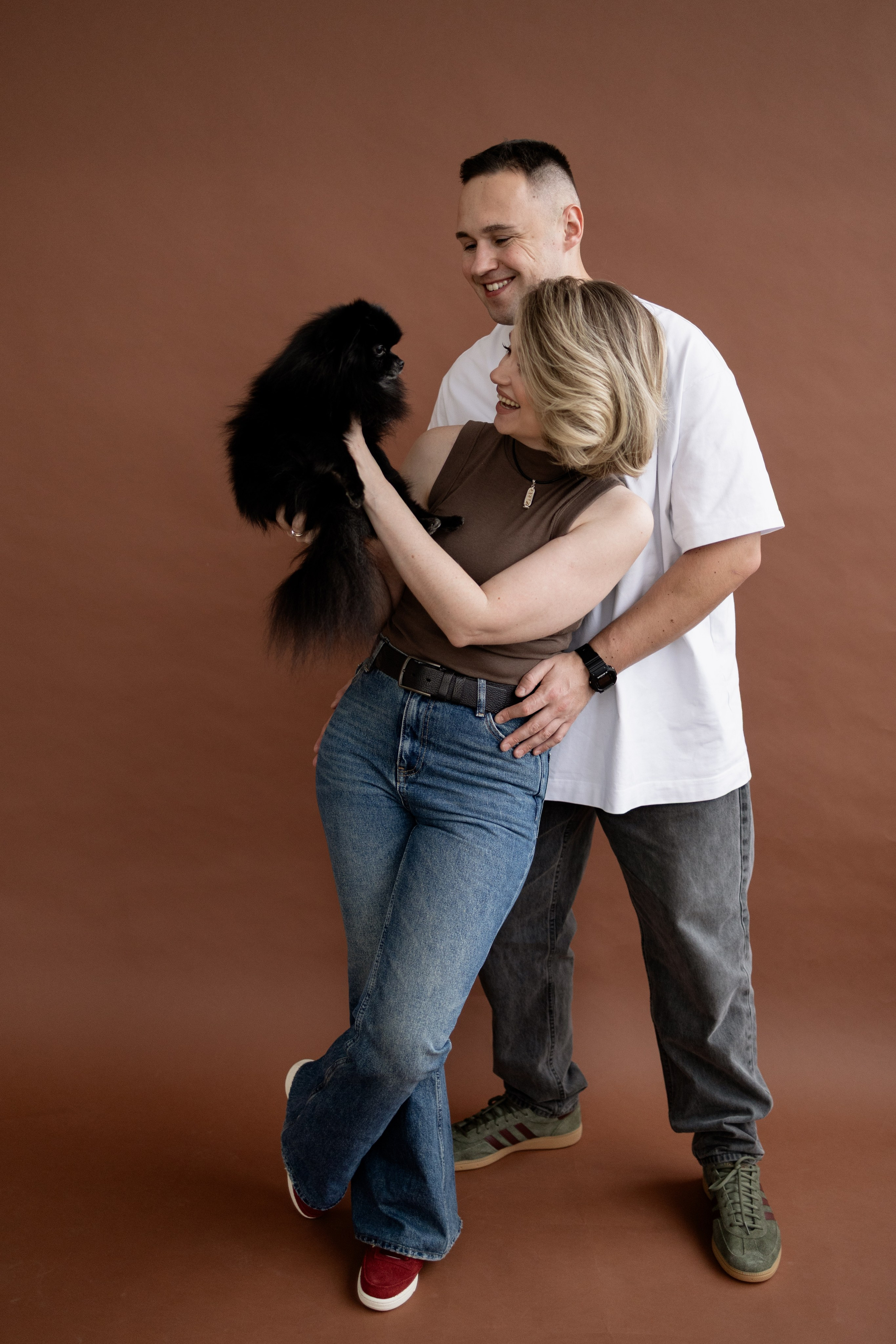 Ира и Рома и тойтерьер Оливия. Фотограф Артем Бросов в Санкт-Петербурге и Дубае