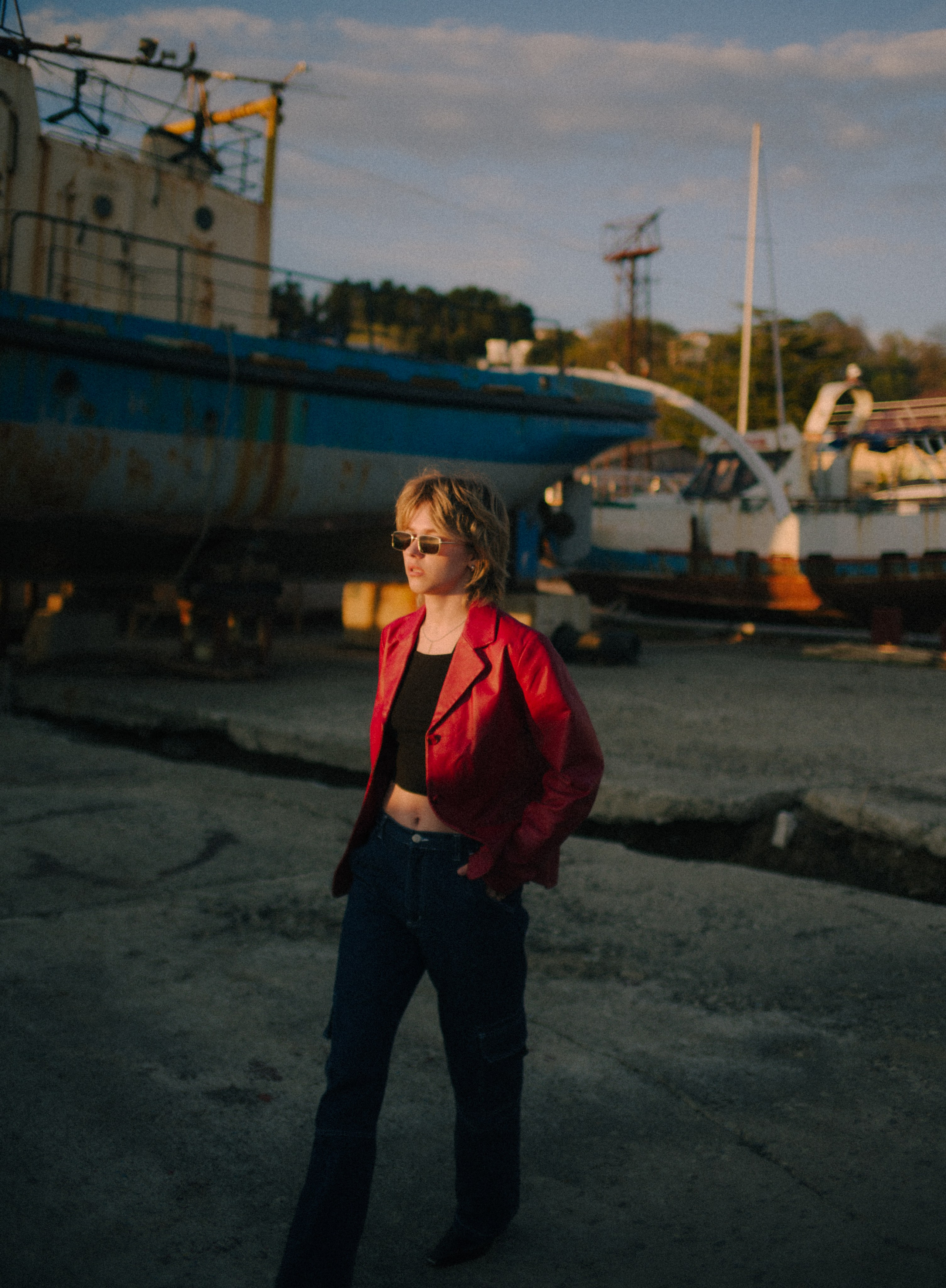 Вика среди заброшенных кораблей. Главная