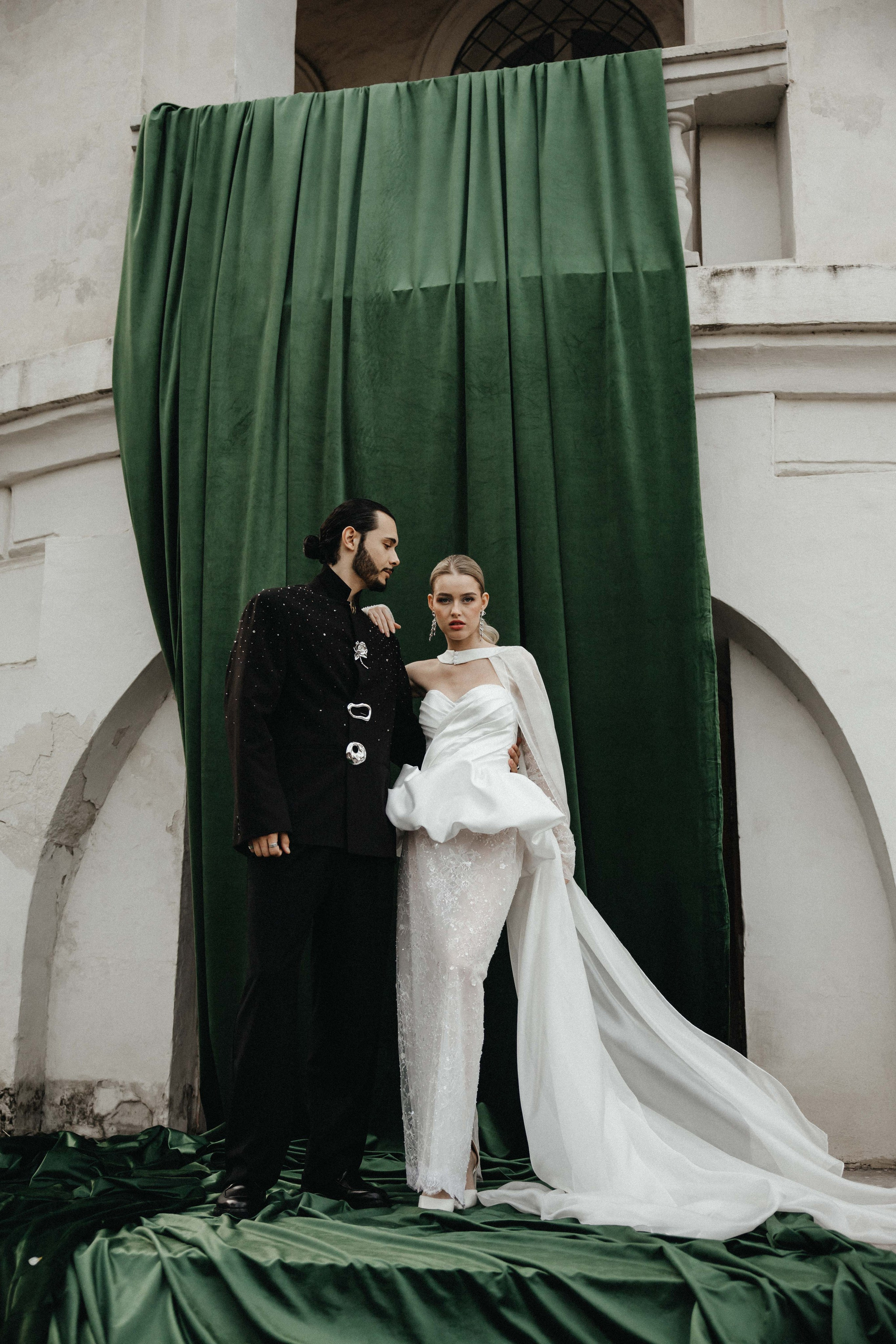 Счастливая пара позирует на свадебной фотосессии на фоне зеленой ткани в театре ,фэшн съемка ,топ 100 — свадебный фотограф Алена Межевова