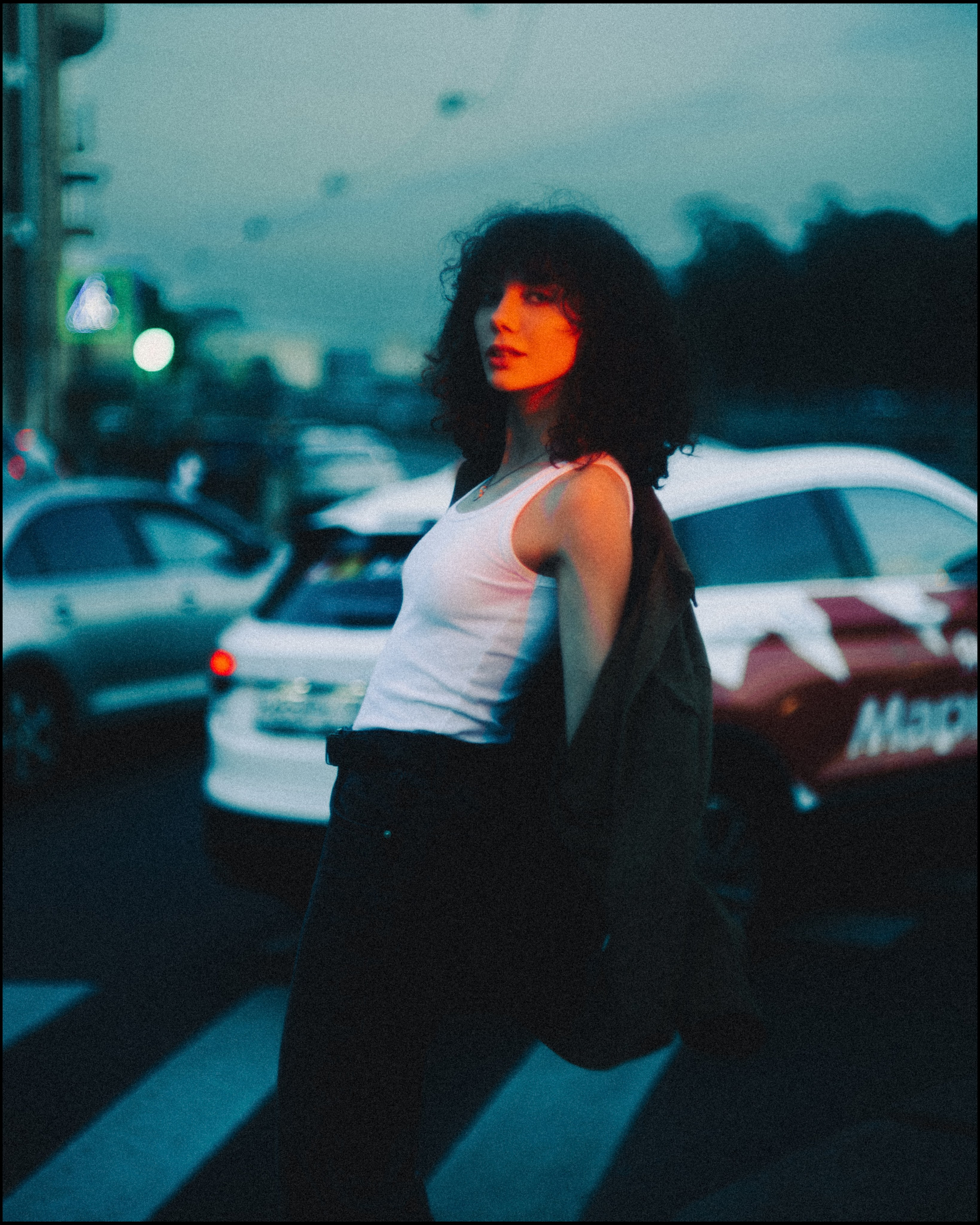 Фотосессия с цветным светом на улице