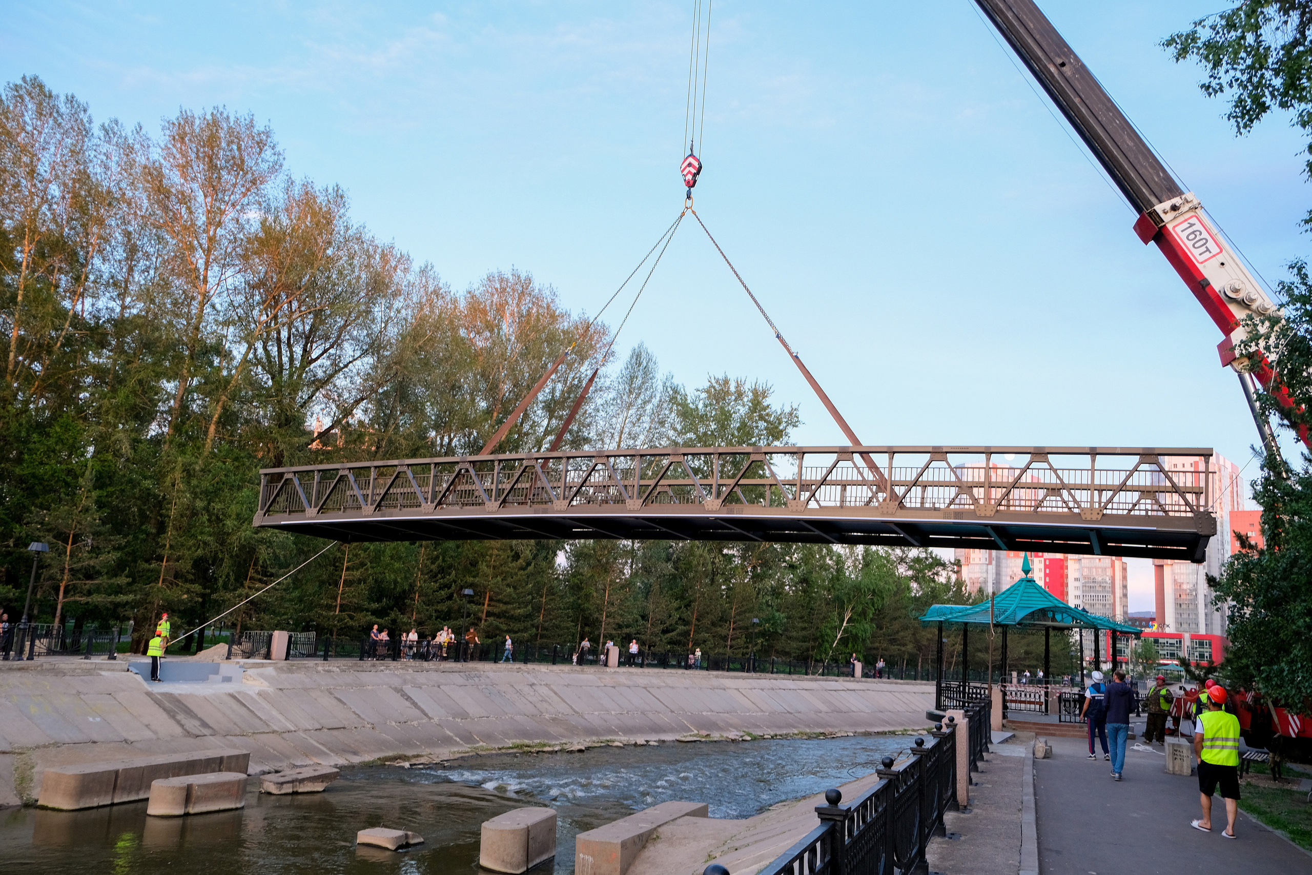 Фотография подъема металлической конструкции моста через реку Качу