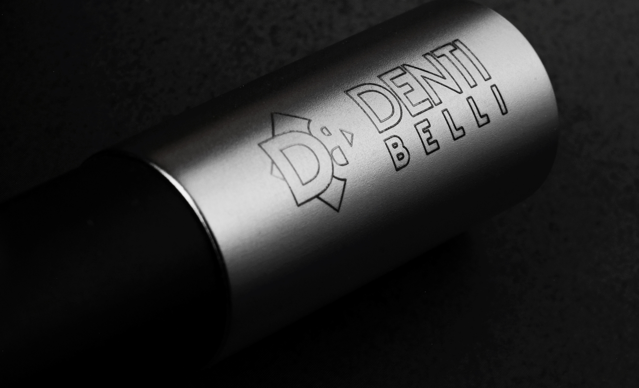 Фотография стоматологического инструмента на черном фоне 