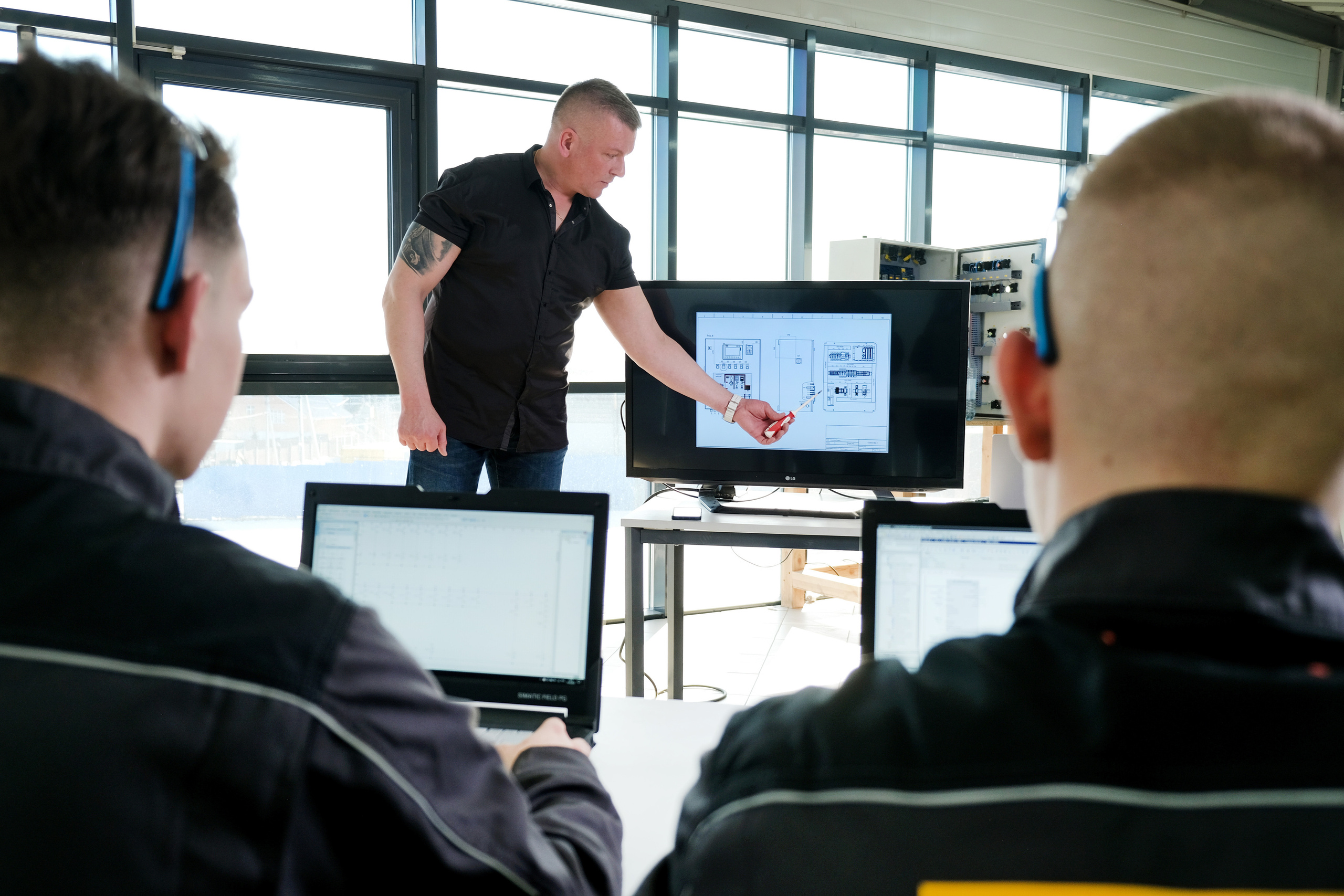 Фотография преподавателя обучающего центра  перед монитором 