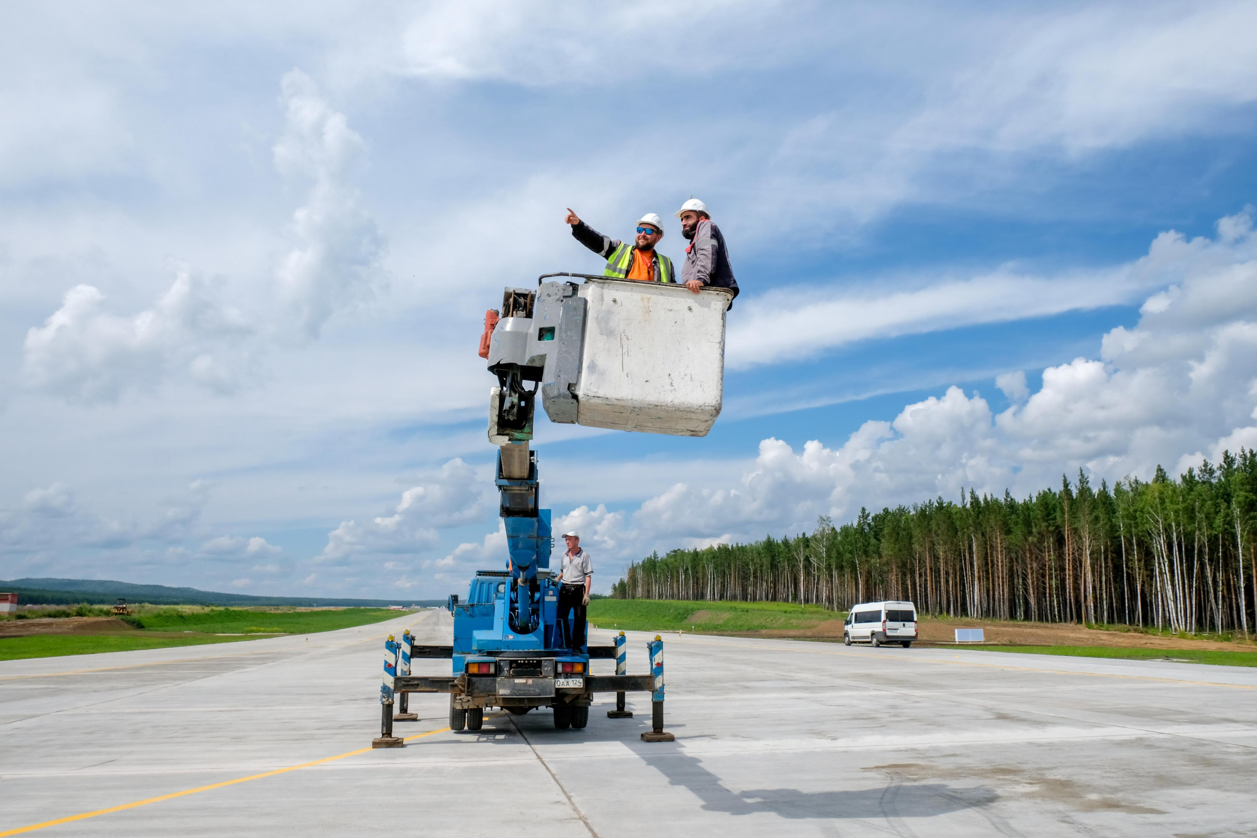 Фотография Сотрудников  осматривающих  строительный объект с вышки 