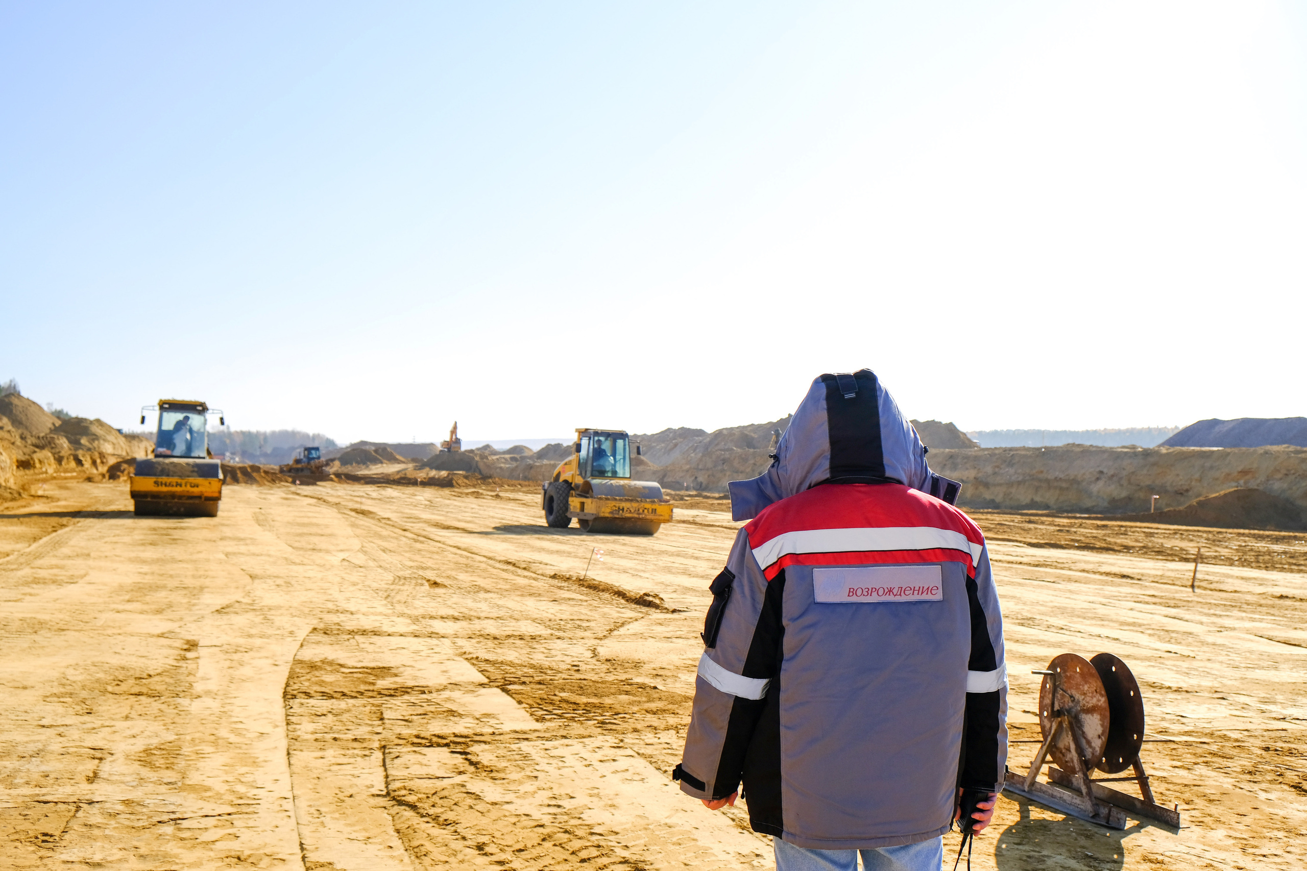 Фотография рабочего контролирующего подготовку грунта 