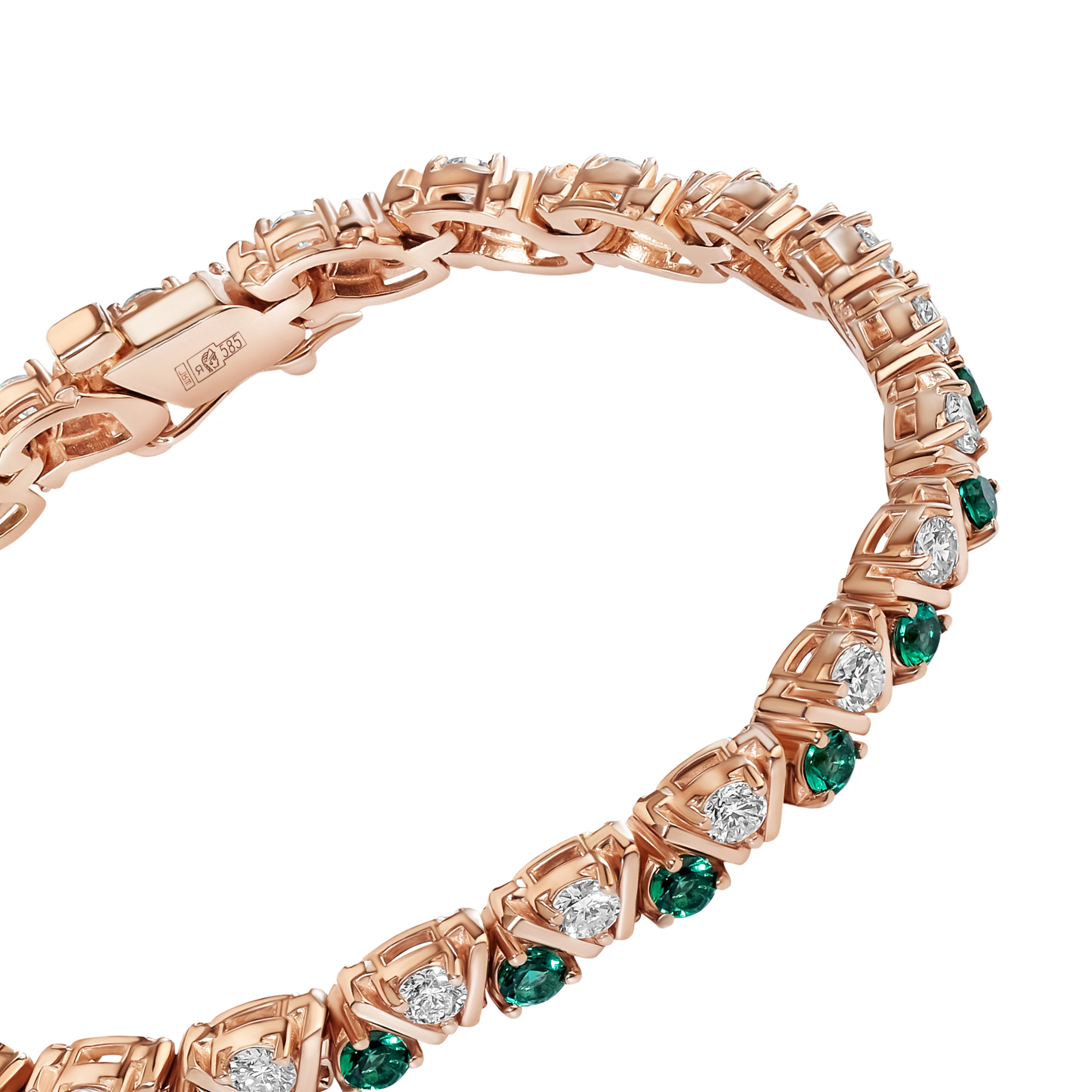 Ювелирный золотой браслет с изумрудами на белом фоне 