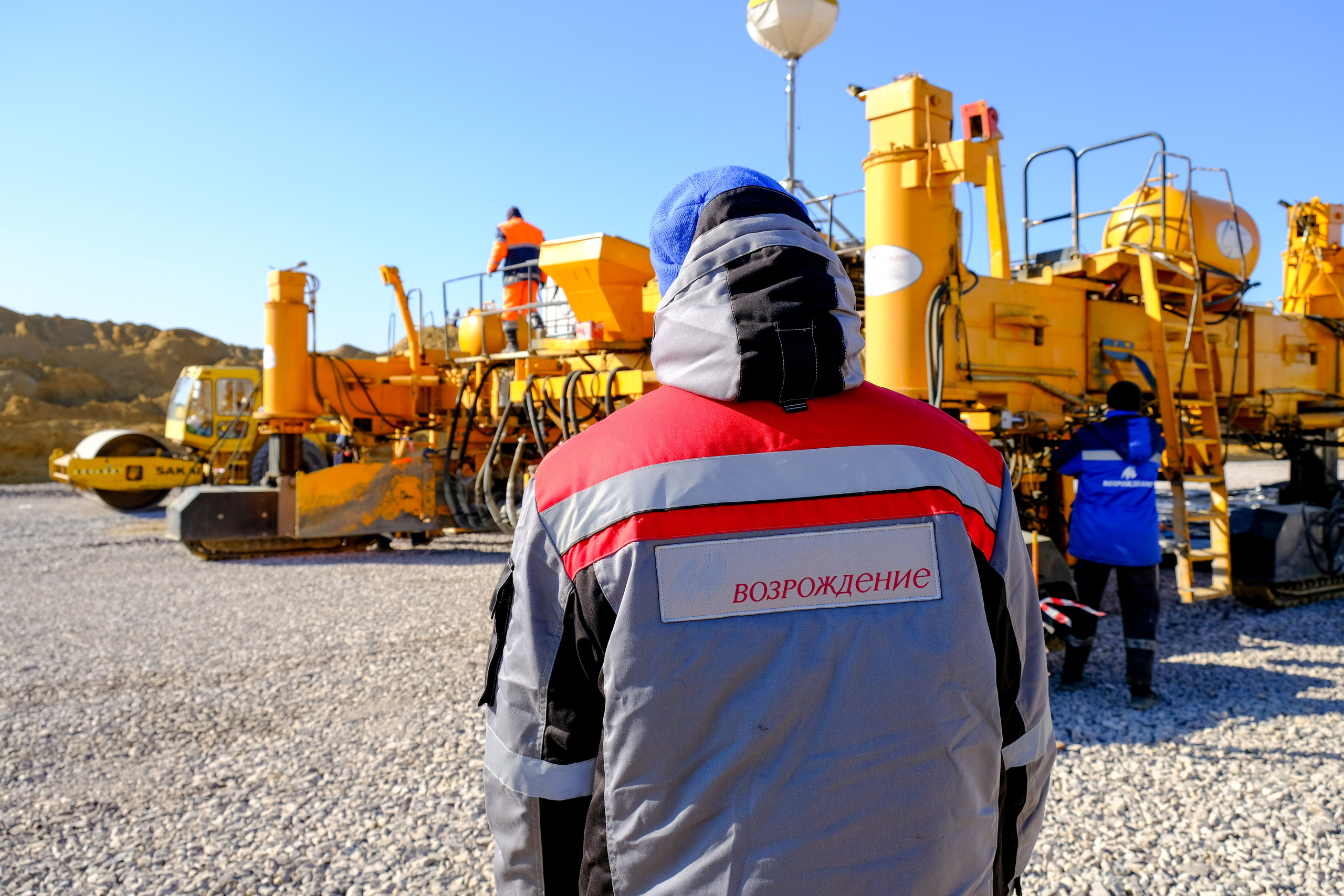 Фотография мужчины в спец одежде на строительном объекте 